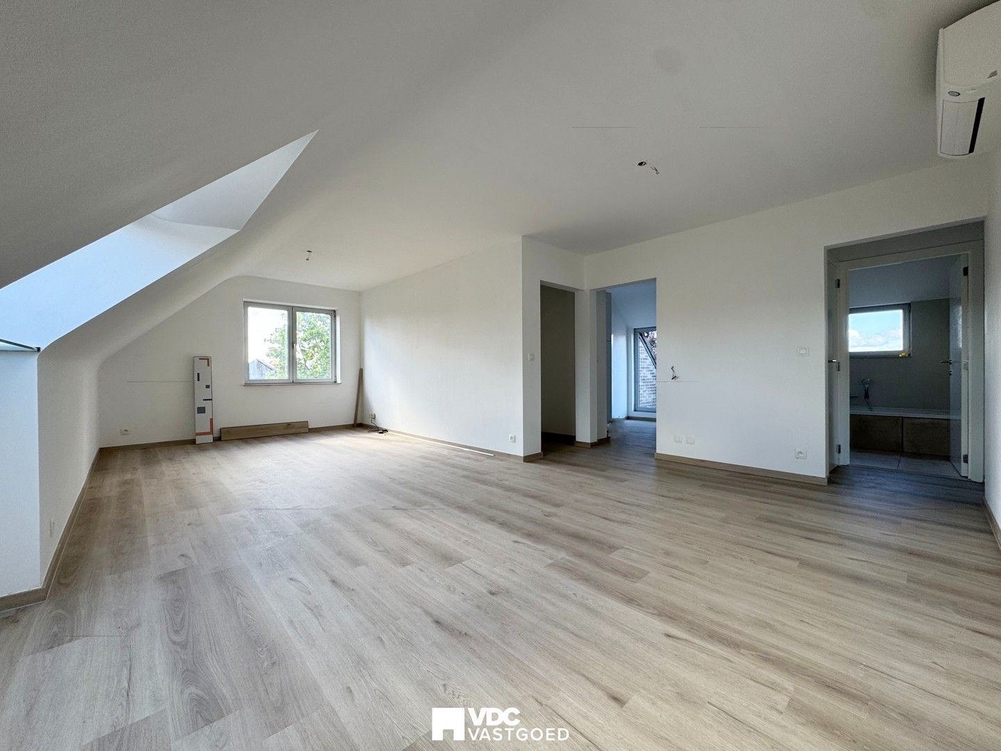Volledig gerenoveerd appartement met 2 slaapkamers, garage en tuintje foto {{pictureIndex}}