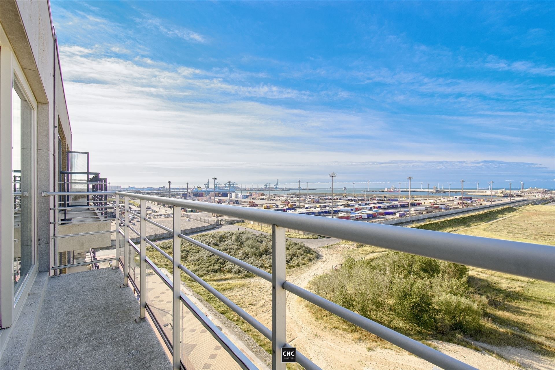 Prachtig appartement met zicht op zee, gelegen in het bruisende Heist-aan-Zee. Met een bewoonbare oppervlakte van 117m² biedt dit modern ingerichte appartement een perfecte combinatie van comfort en stijl. foto 5