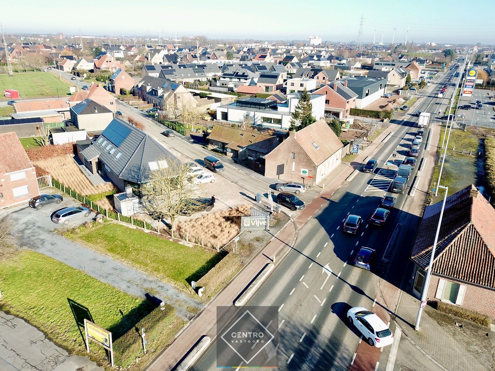 Instapklaar HANDELSHUIS bestaande uit een HANDELSRUIMTE (verhuurd) en een ruime WONING met 10 kamers. Ruime parkeergelegenheid voor de deur! foto 17