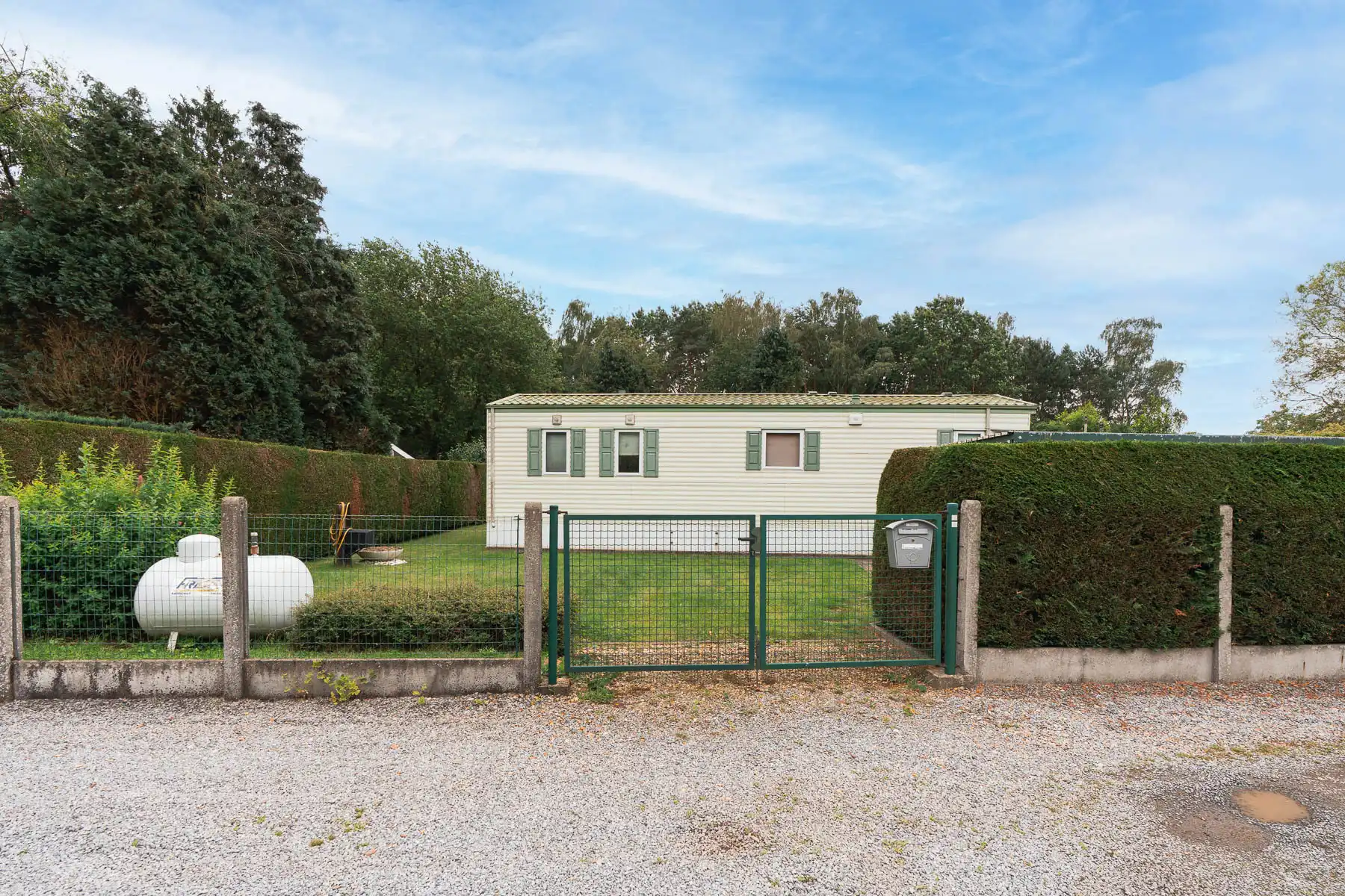 Prachtige agrarische tuin met caravan foto 2