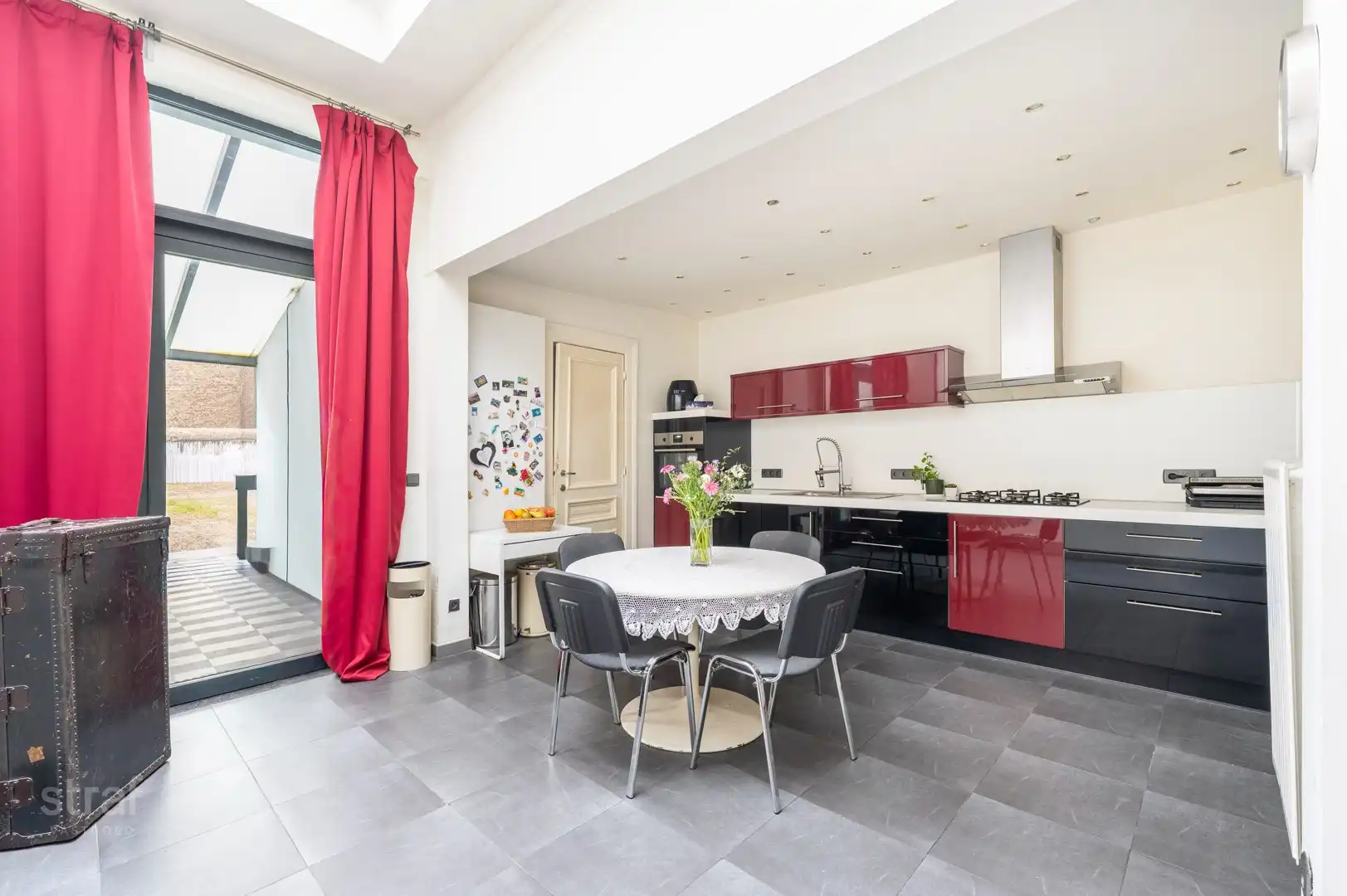 Klassevol Herenhuis met 6 slaapkamers met grote zonnige tuin foto 9