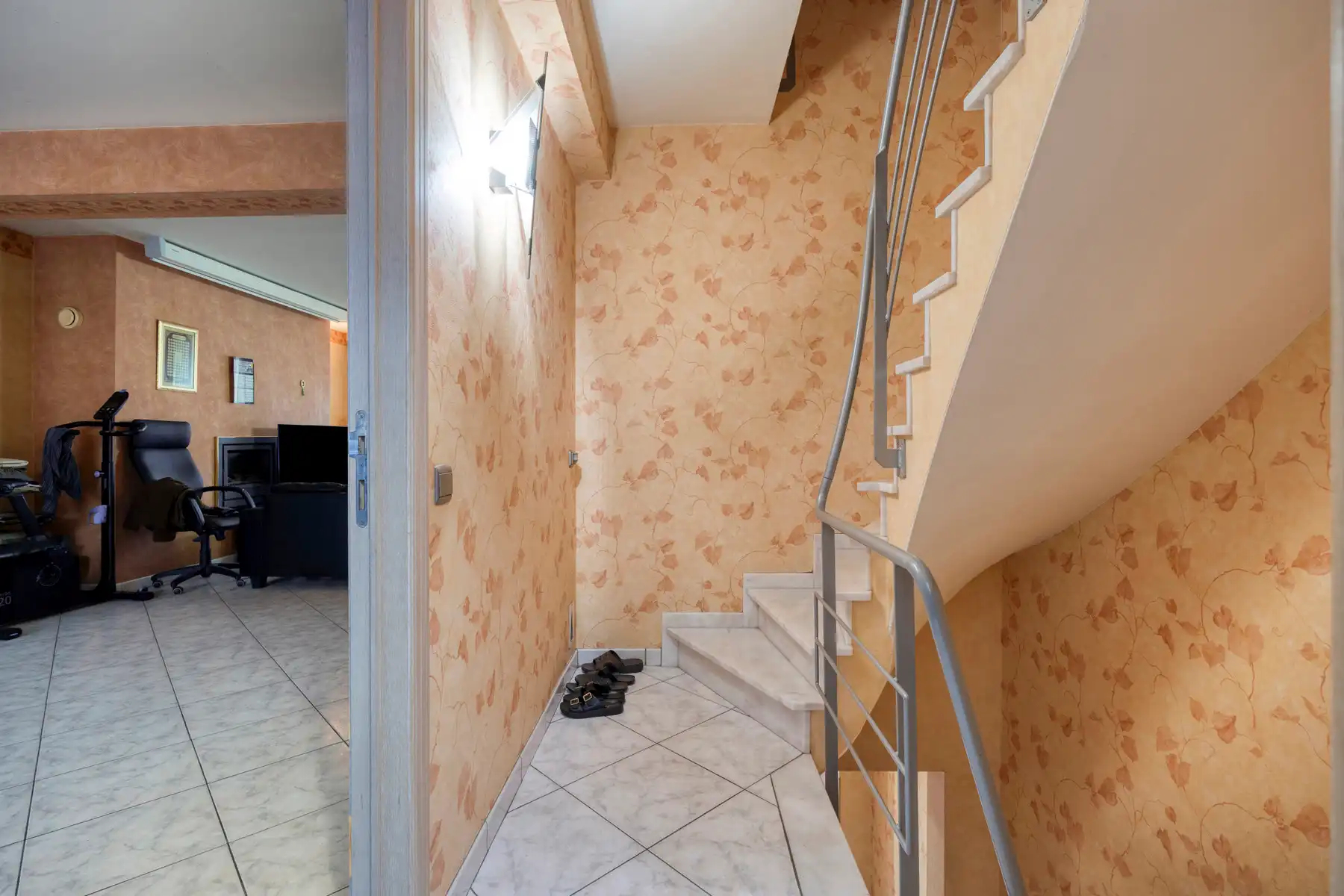 Gezinswoning met vier slaapkamers, tuin en ruime garage foto 5