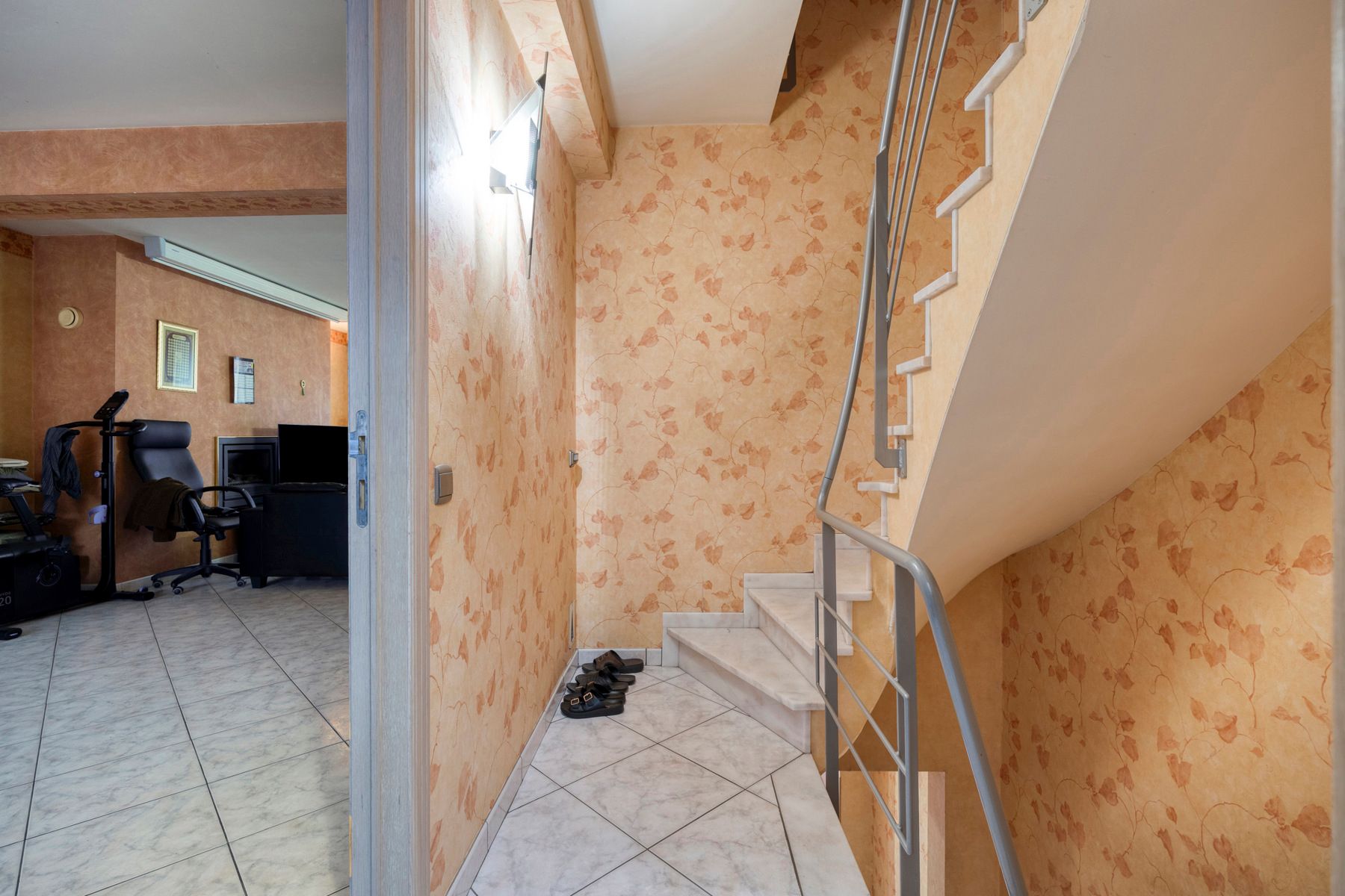 Gezinswoning met vier slaapkamers, tuin en ruime garage foto 5