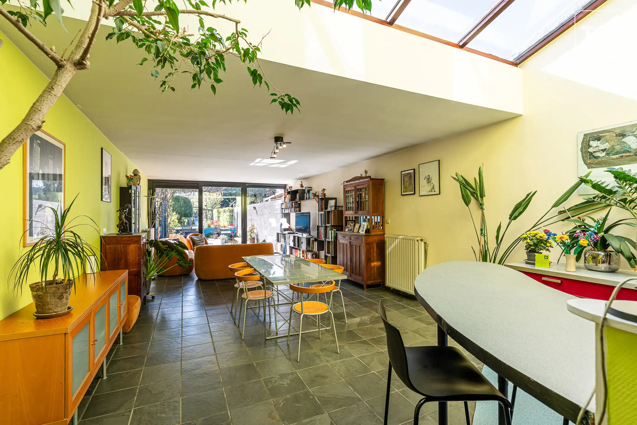 Instapklare woning met 4 slaapkamers, garage en prachtige tuin.  foto 8