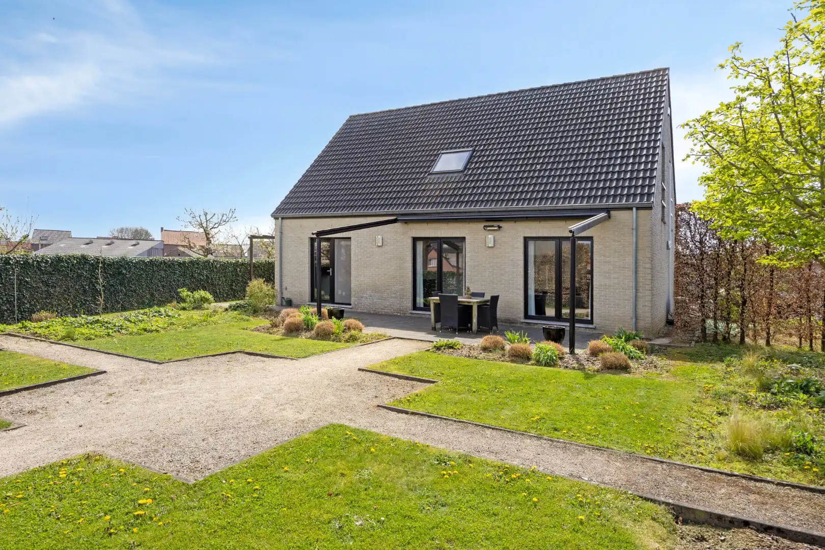 Rustig gelegen in MIllen Riemst, staat deze knappe woning met tuin te koop foto 24