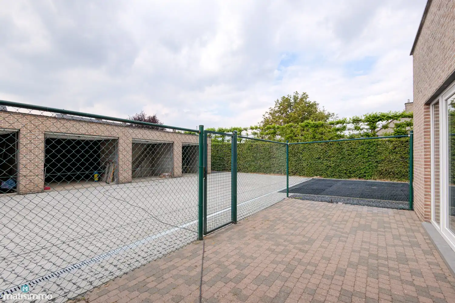 INSTAPKLAAR GELIJKVLOERS APPARTEMENT MET 2 SLAAPKAMERS, BERGING EN AUTOSTAANPLAATS NABIJ HET CENTRUM VAN BILZEN foto 17