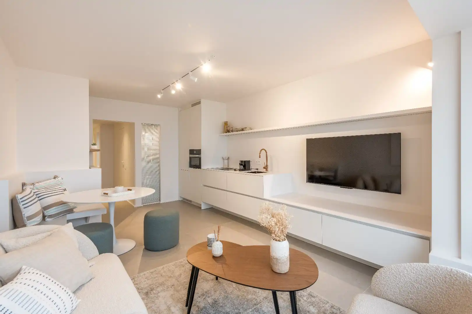 Mooi vernieuwd appartement schitterend gelegen op de Zeedijk vlakbij het Rubensplein foto 6