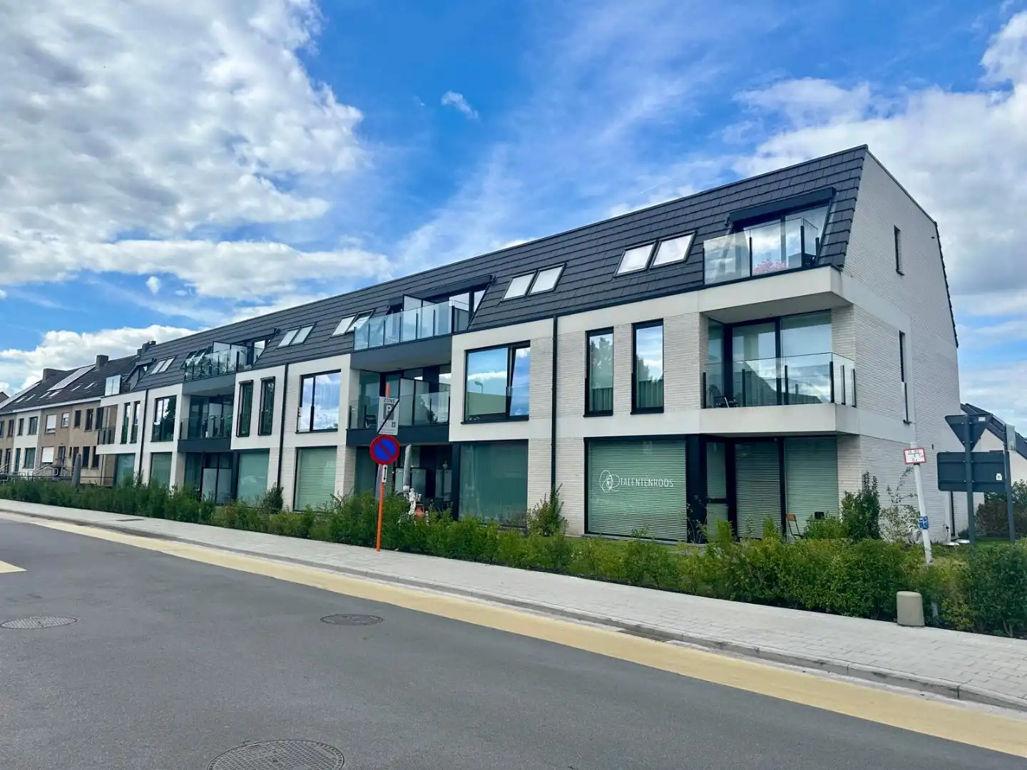 Modern appartement op gunstige ligging te Sint-Andries foto {{pictureIndex}}