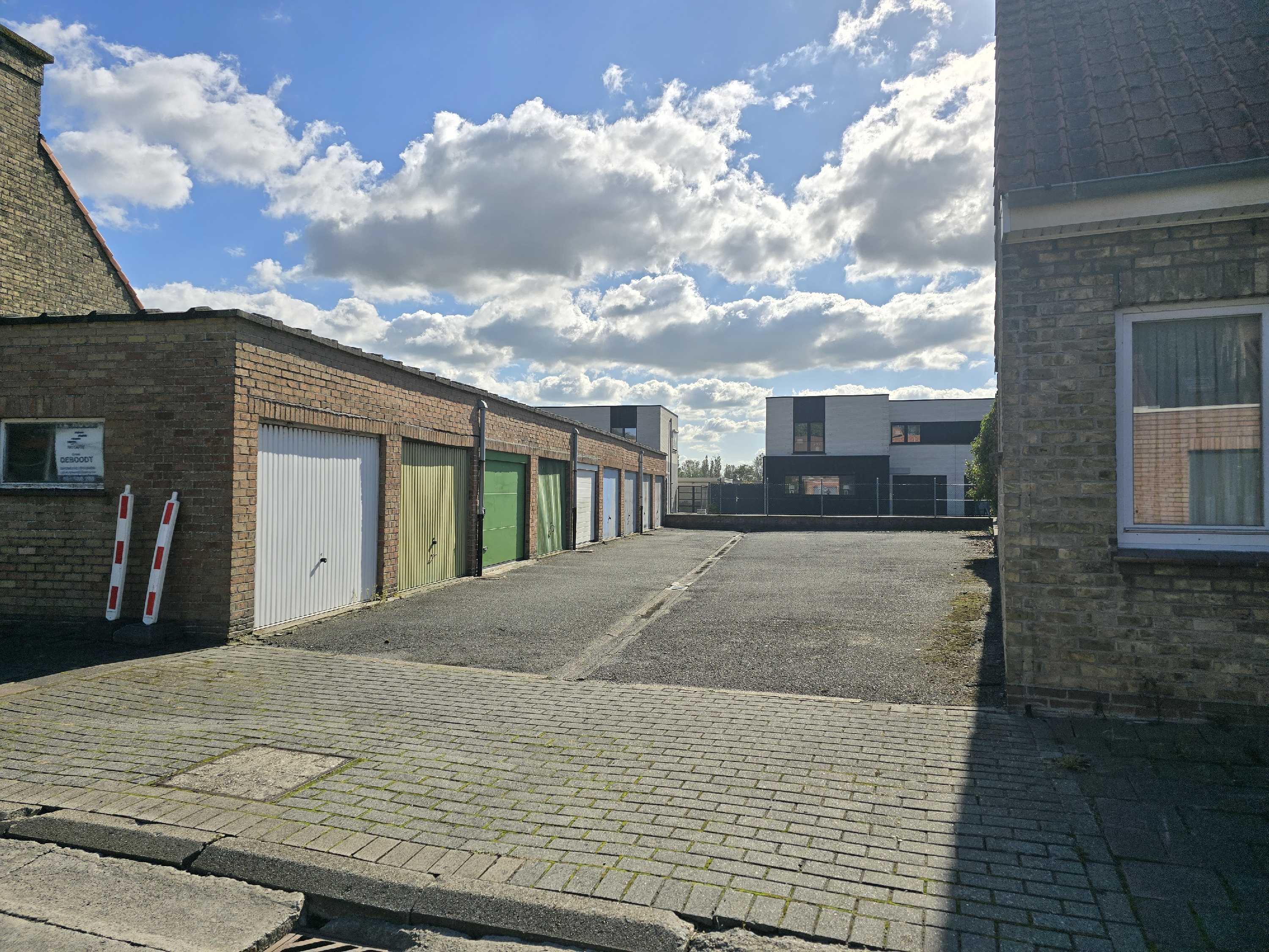 Enkele garagebox te Nieuwpoort-Stad. foto {{pictureIndex}}