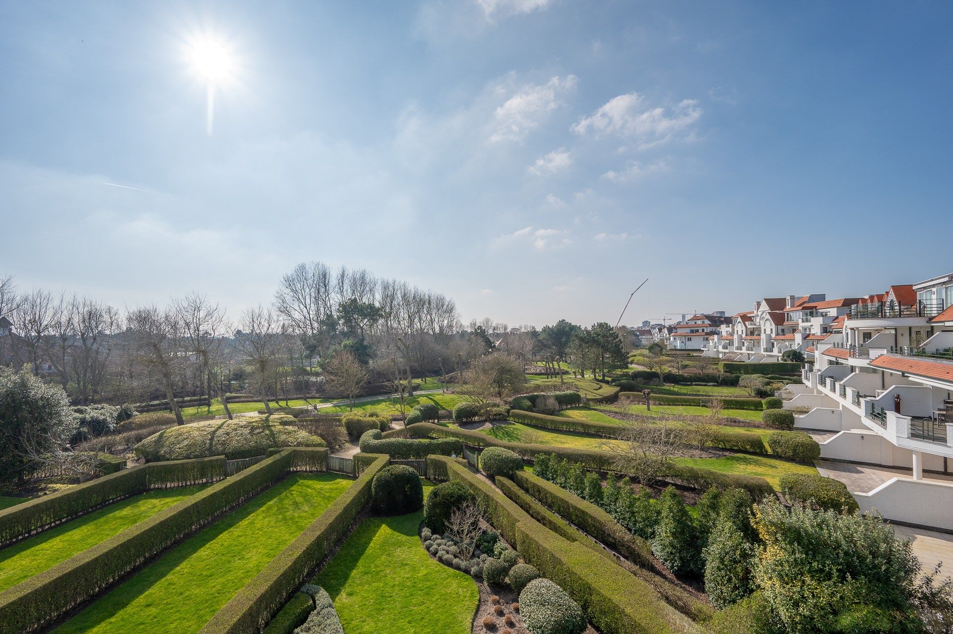 Uitzonderlijk gerenoveerd hoekappartement gelegen in hartje Zoute, in het zeer exclusieve domein "Tennis Gardens" - een privé park van +/- 5 ha, vlakbij de zee  foto 7