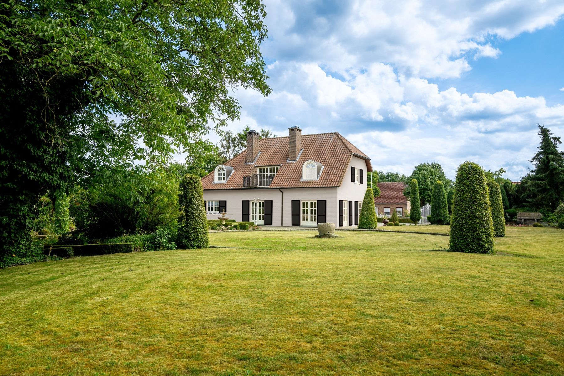 Riante en verzorgde villa van 694m2 op 1ha 00a 18ca! foto 2