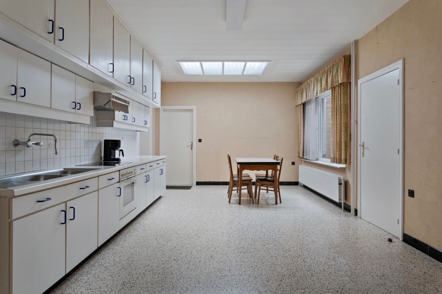 Te renoveren hoeve met authentieke schuur en stallen foto 11