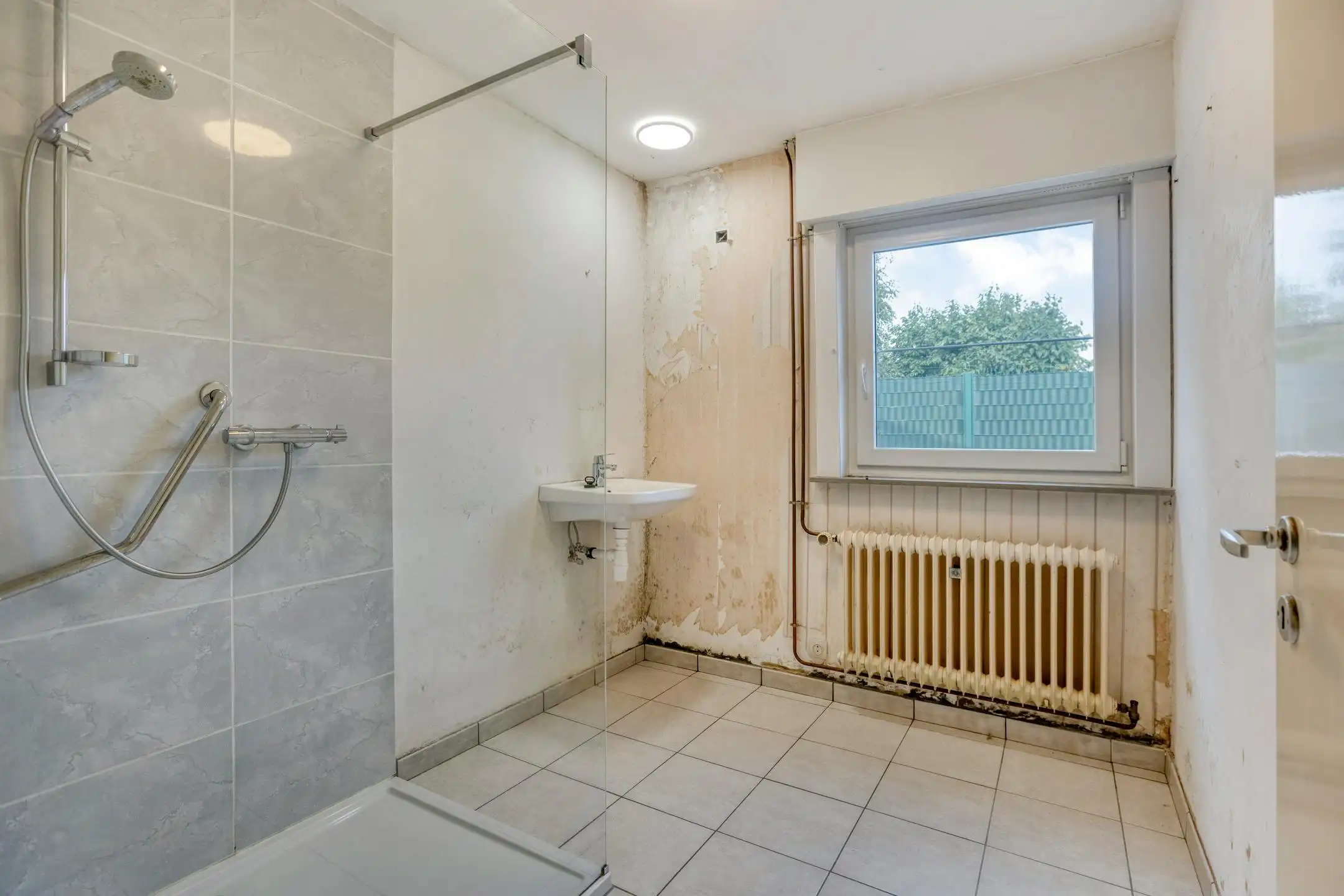 Gelijkvloers huis te koop met 3 slaapkamers, garage en tuin foto 13