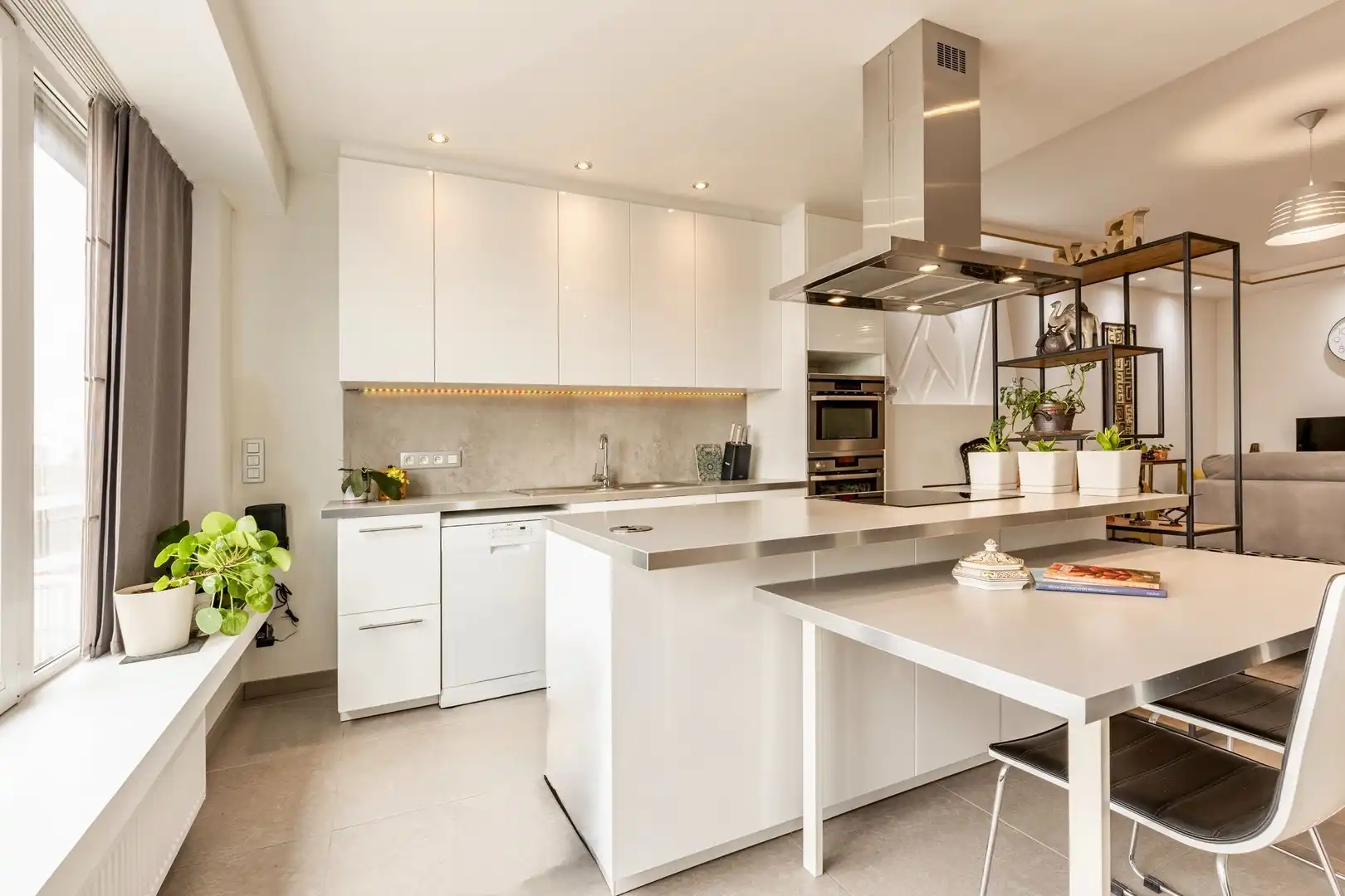 Instapklaar 2-slaapkamerappartement nabij parken & winkels in Wilrijk foto 2