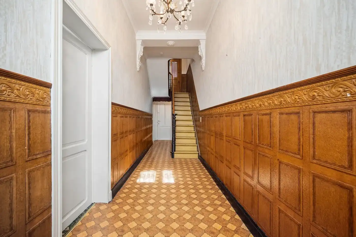 Charmante renovatiewoning met grote tuin en garage op royaal perceel foto 5