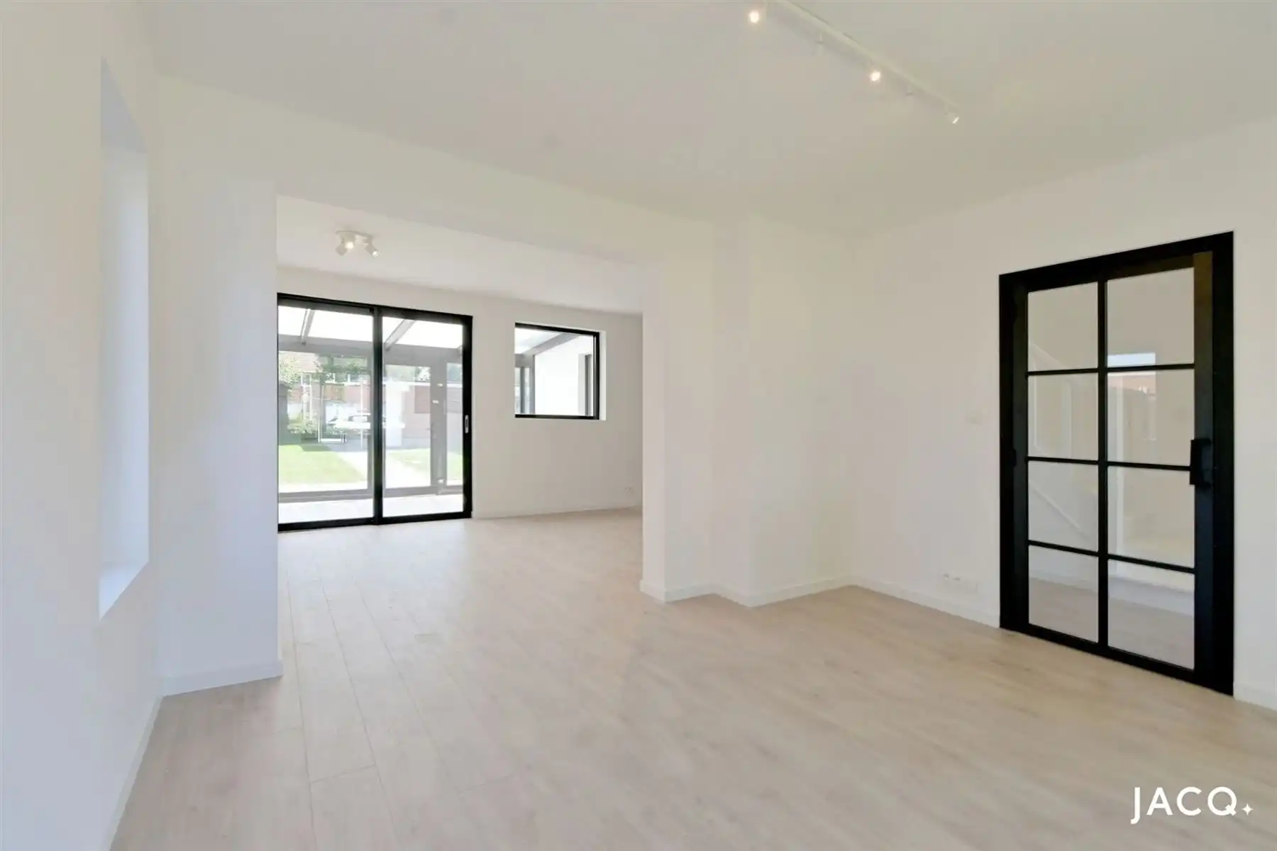 Prachtige woning met 3 slaapkamers, grote tuin en garage ! foto 3