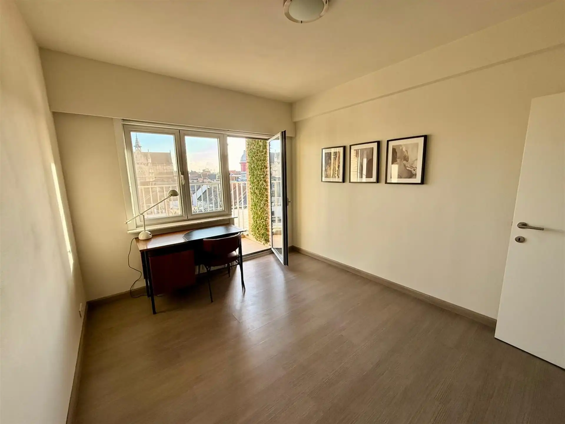 Bemeubeld appartement met 2 slaapkamers en garage foto 10