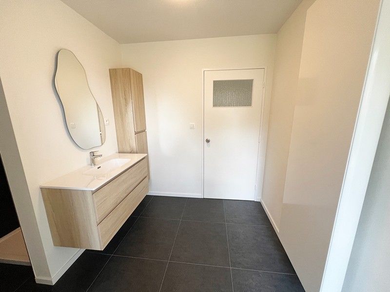 Volledig gerenoveerd appartement met 1 slaapkamer, kelderberging en garagebox foto 7