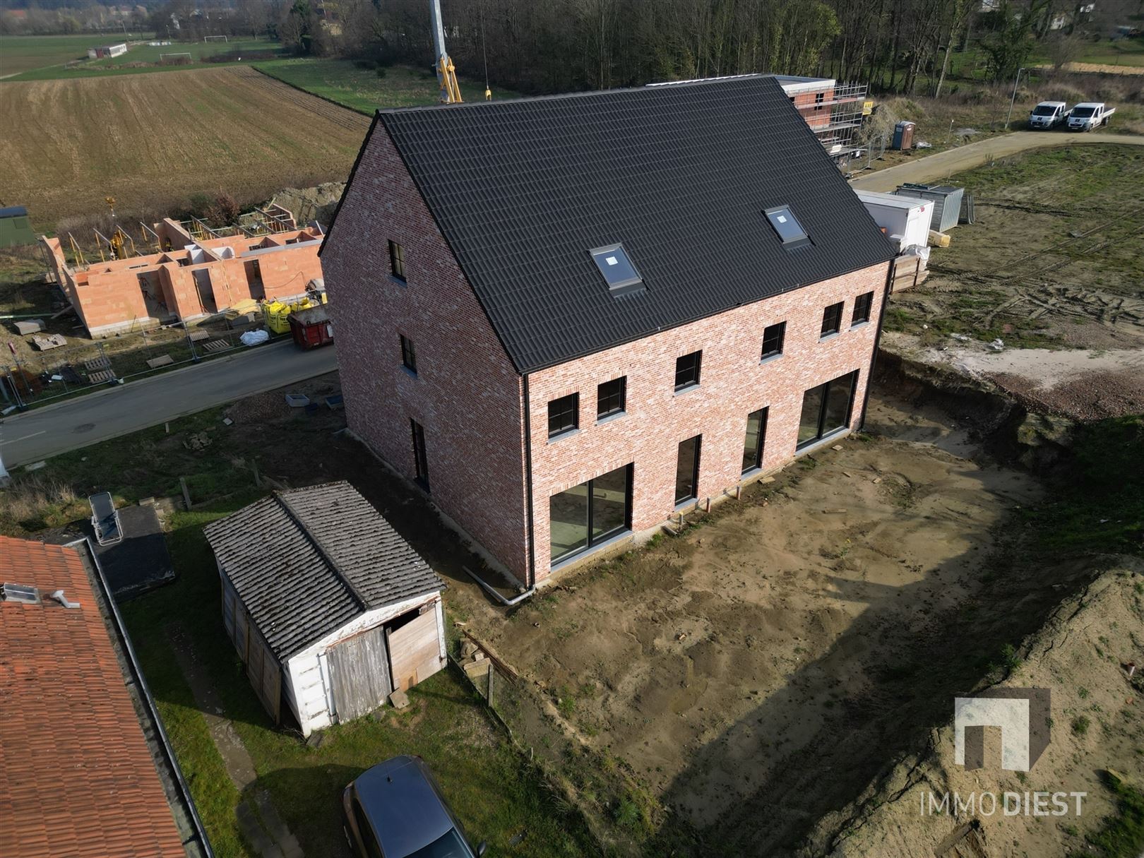 Verder af te werken nieuwbouwwoning met ruime leefruimtes en knappe zolder. foto 27