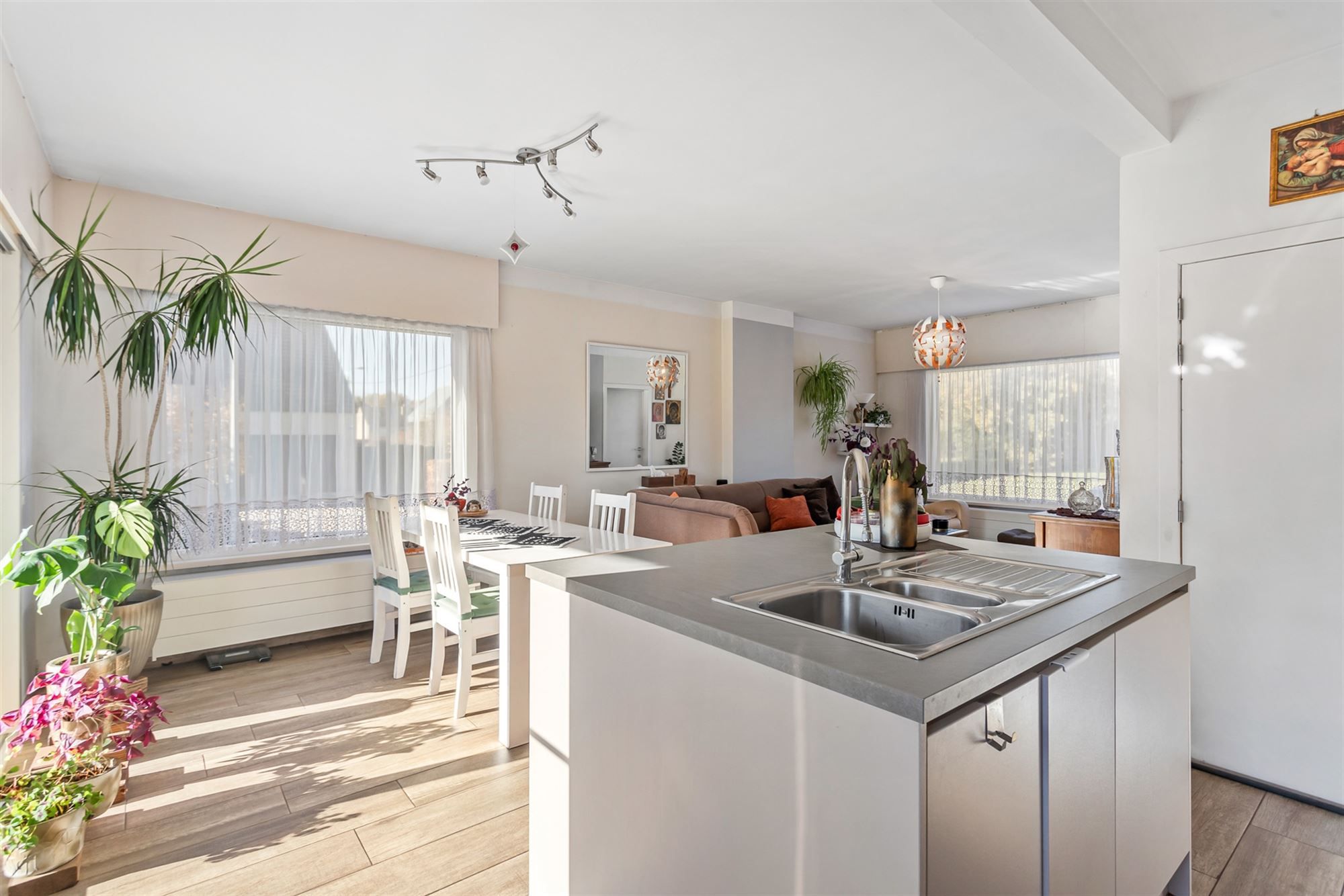 Hoofdfoto van de publicatie: VOLLEDIG GERENOVEERDE, PERFECT INSTAPKLARE WONING OP MOOI PERCEEL!