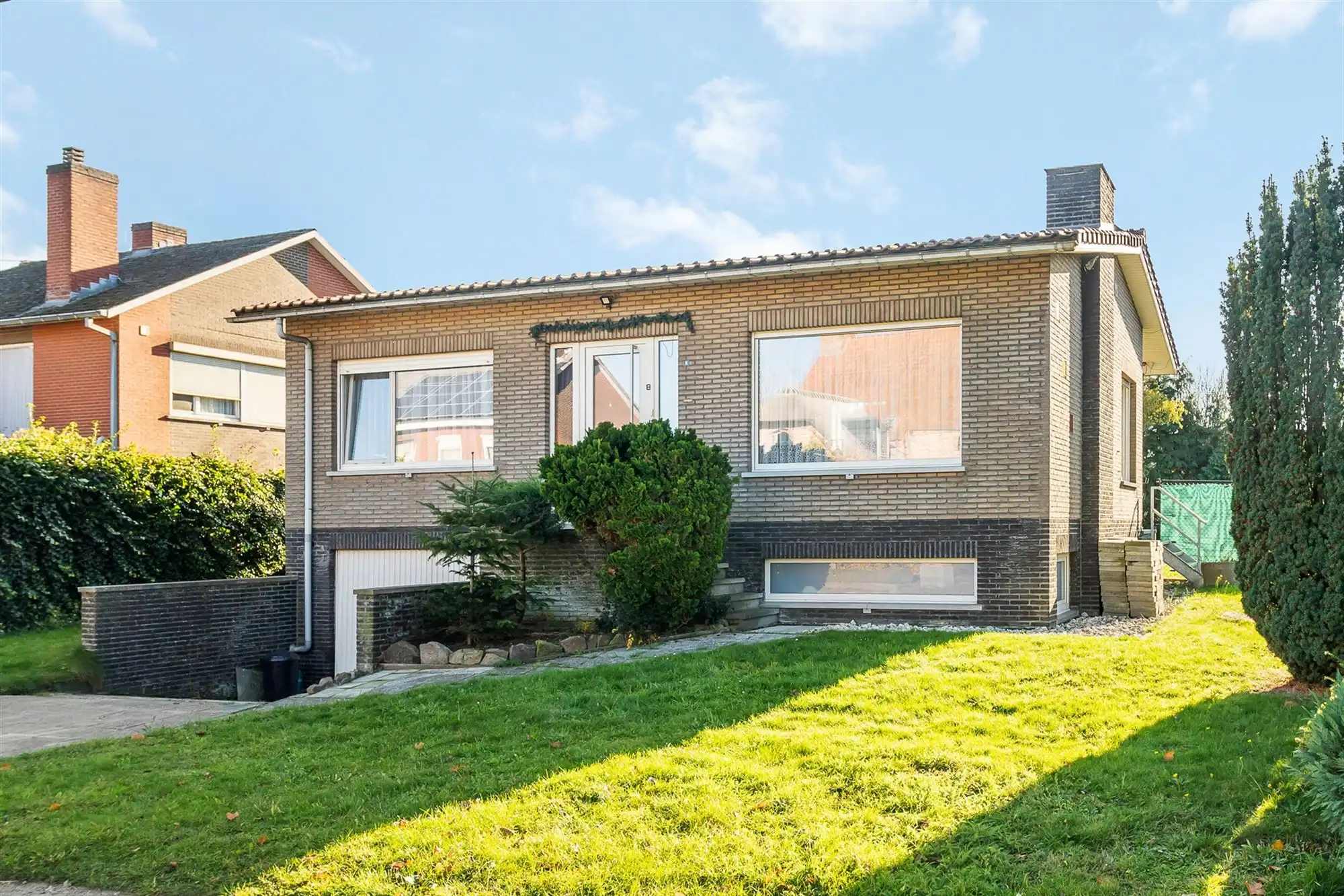 Hoofdfoto van de publicatie: VOLLEDIG GERENOVEERDE, PERFECT INSTAPKLARE WONING OP MOOI PERCEEL!