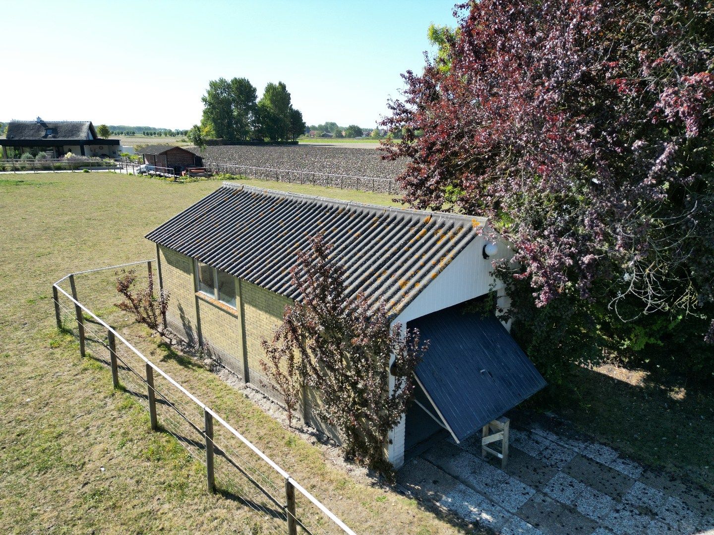 Bungalow met aparte garage en schuurtje op een betoverend perceel. foto 12