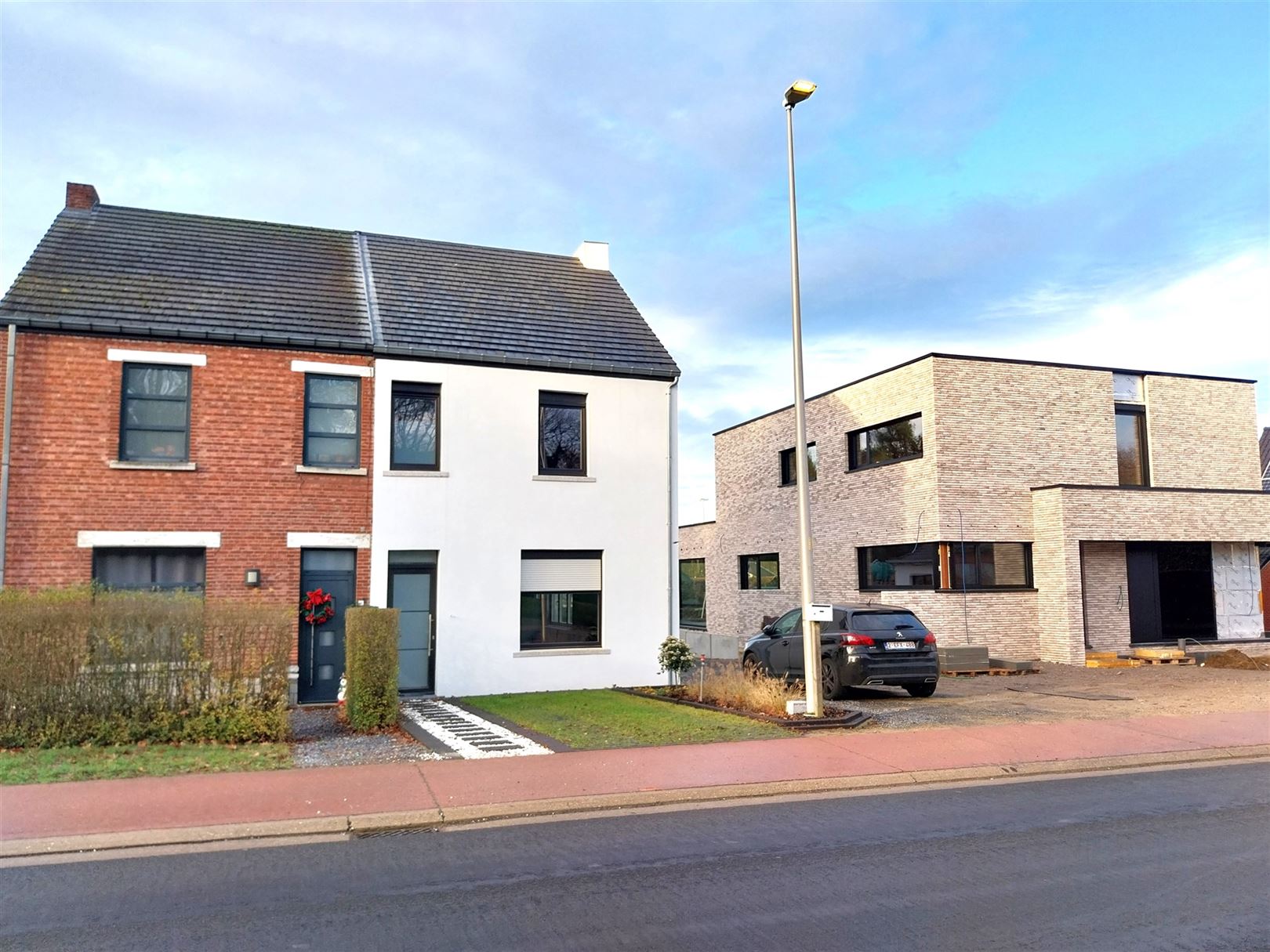 TE HUUR: Gerenoveerde halfopen bebouwing met 3 slaapkamers en ruime tuin! foto 3