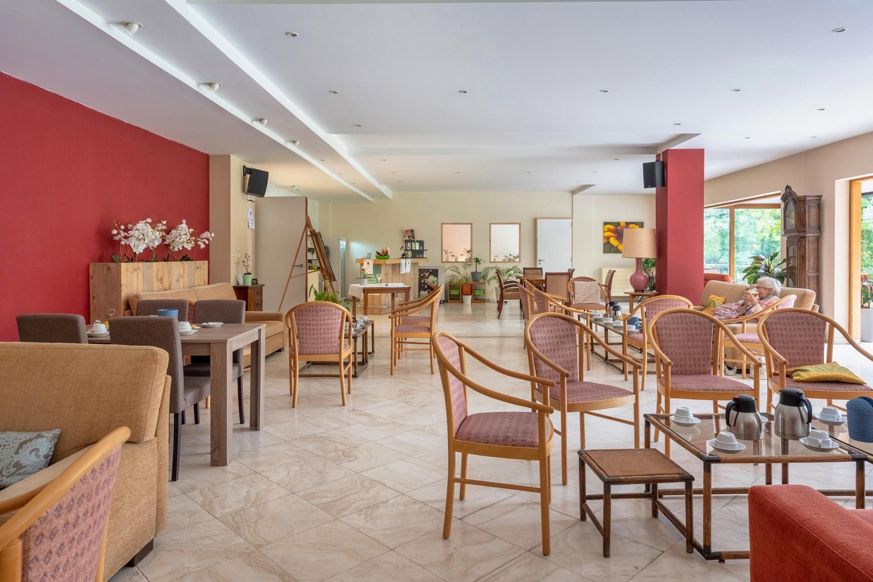 Degelijke serviceflat met terras in Residentie LINDENHOF foto 17