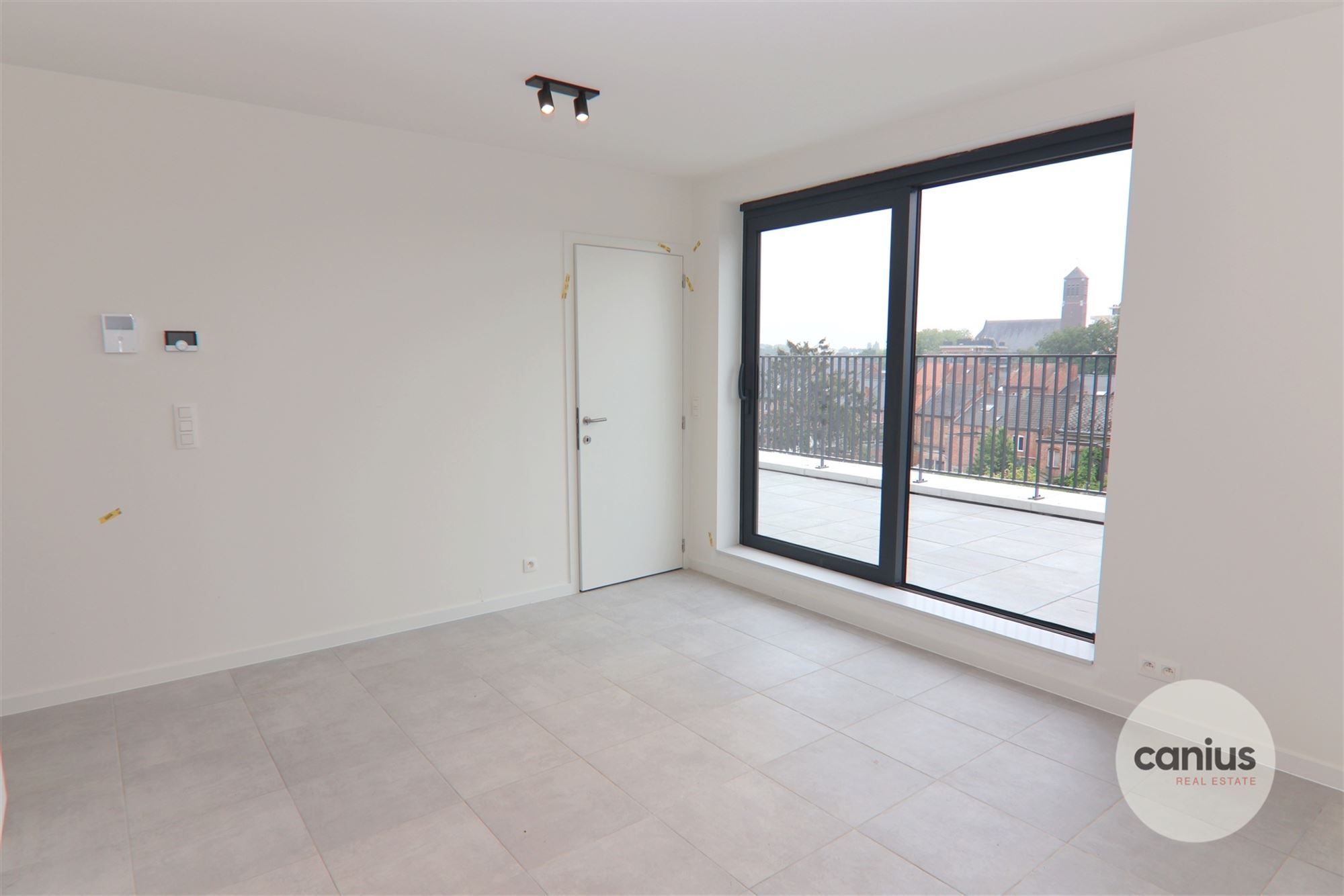 GESCHILDERDE PENTHOUSE IN HARTJE HASSELT MET 1 SLK + 2 TERRASSEN & PARKING foto 3