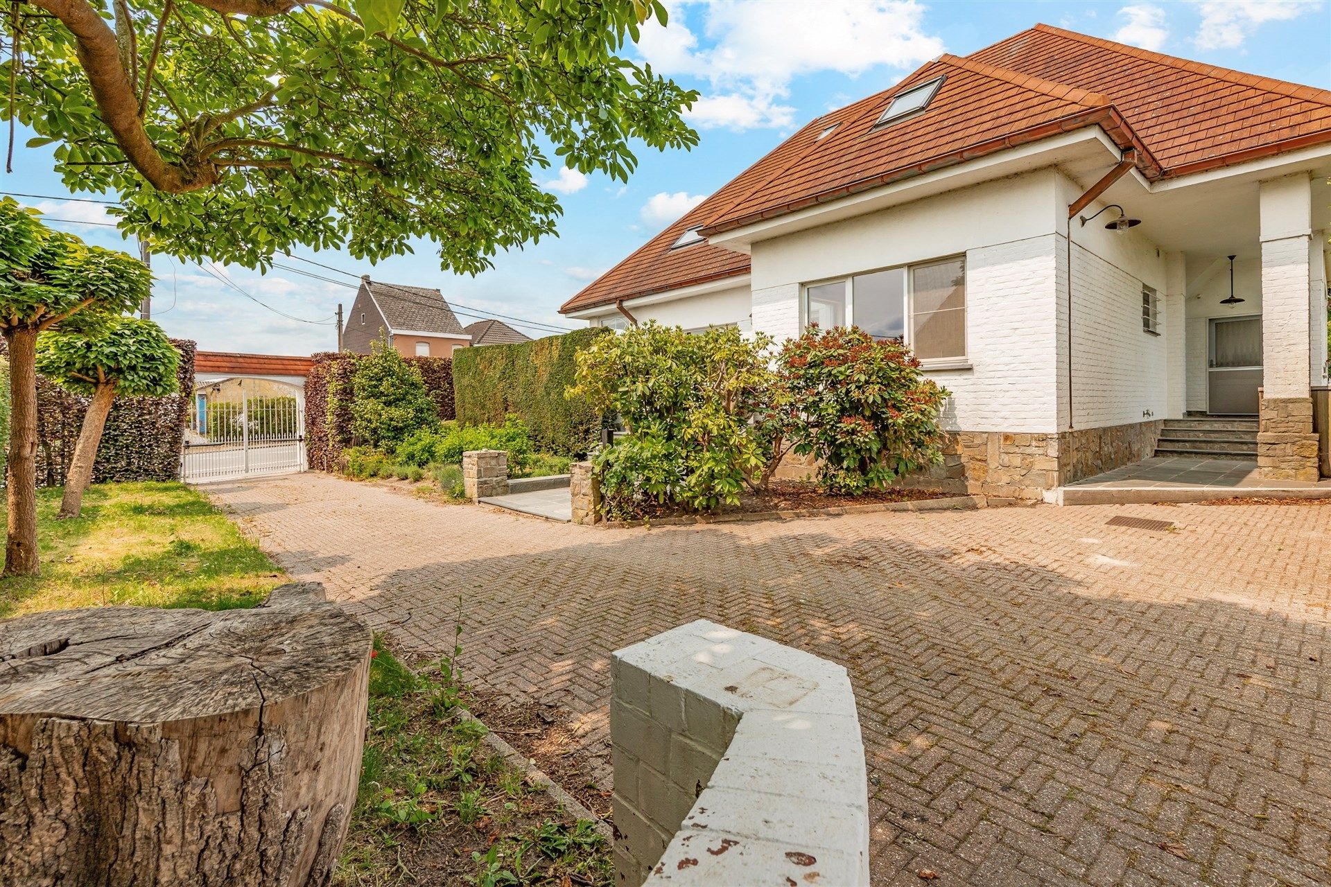 Charmante villa met 3 slks en tuin op groot perceel foto {{pictureIndex}}