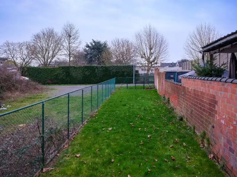 Woning vlak bij het station met tuin en achteruitgang foto 4