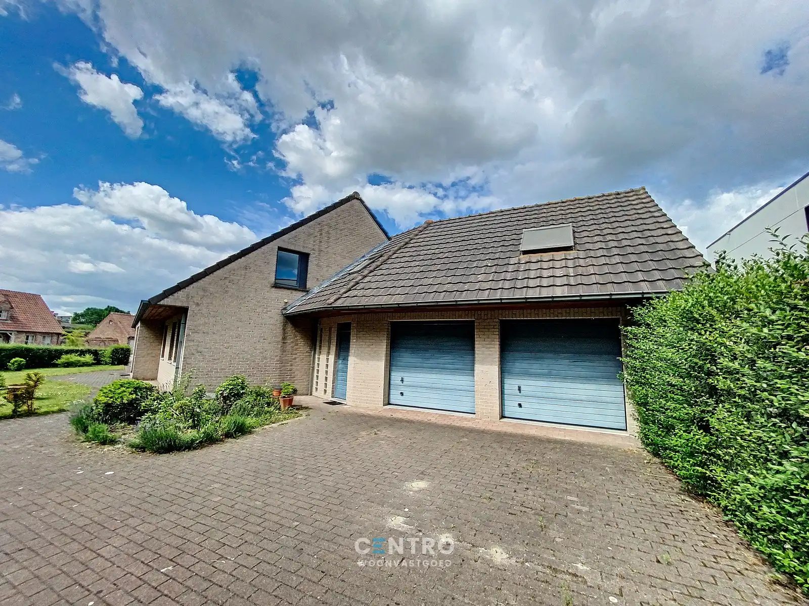 Vrijstaande VILLA (430m²) op een hoekperceel van ± 1.200 m² op invalsweg Roeselare (vlakbij de ring R32). Ook ideaal als KANGOEROEWONING. foto 3