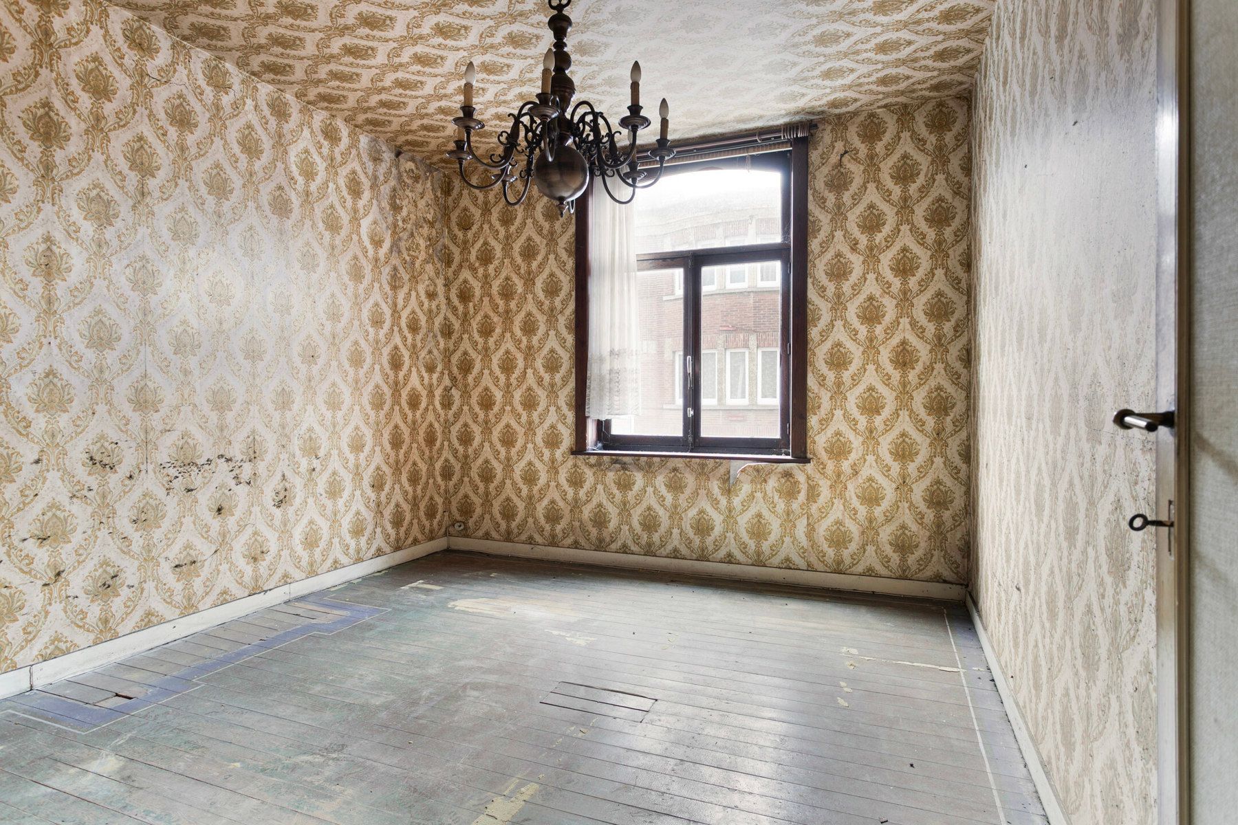 Te renoveren woning met zeer grote garage ! foto 10