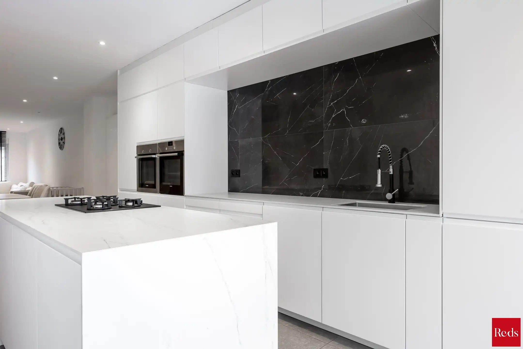 Volledig gerenoveerde woning in het hart van Wijnegem foto 8