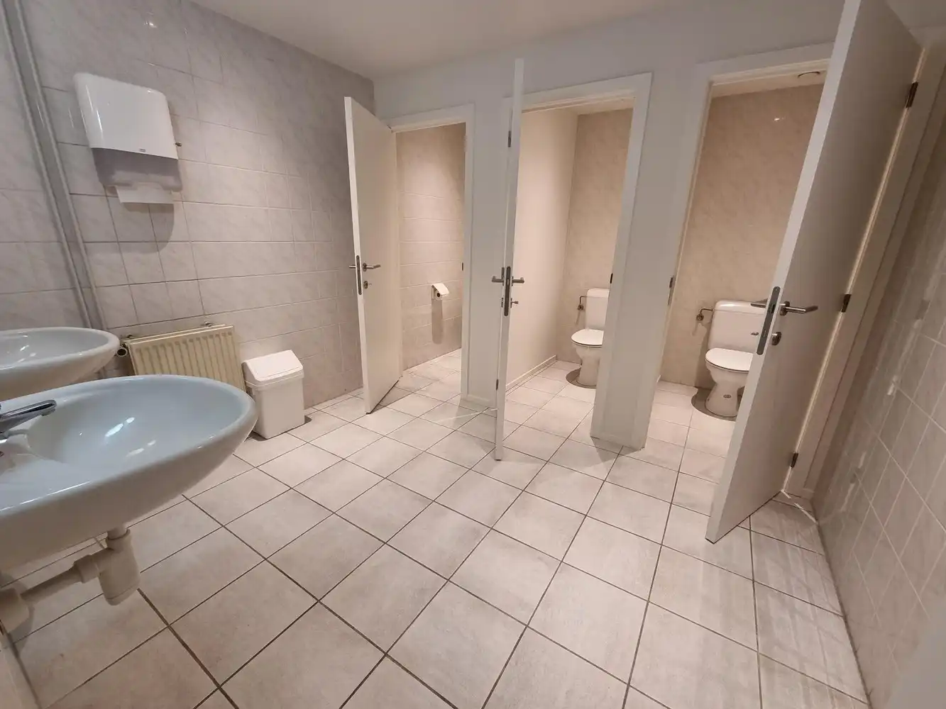 Kantoorgebouw met vergaderzalen en opleidingslokalen, bruto vloeropp 1146m² op een perceel van 44a48ca. foto 11