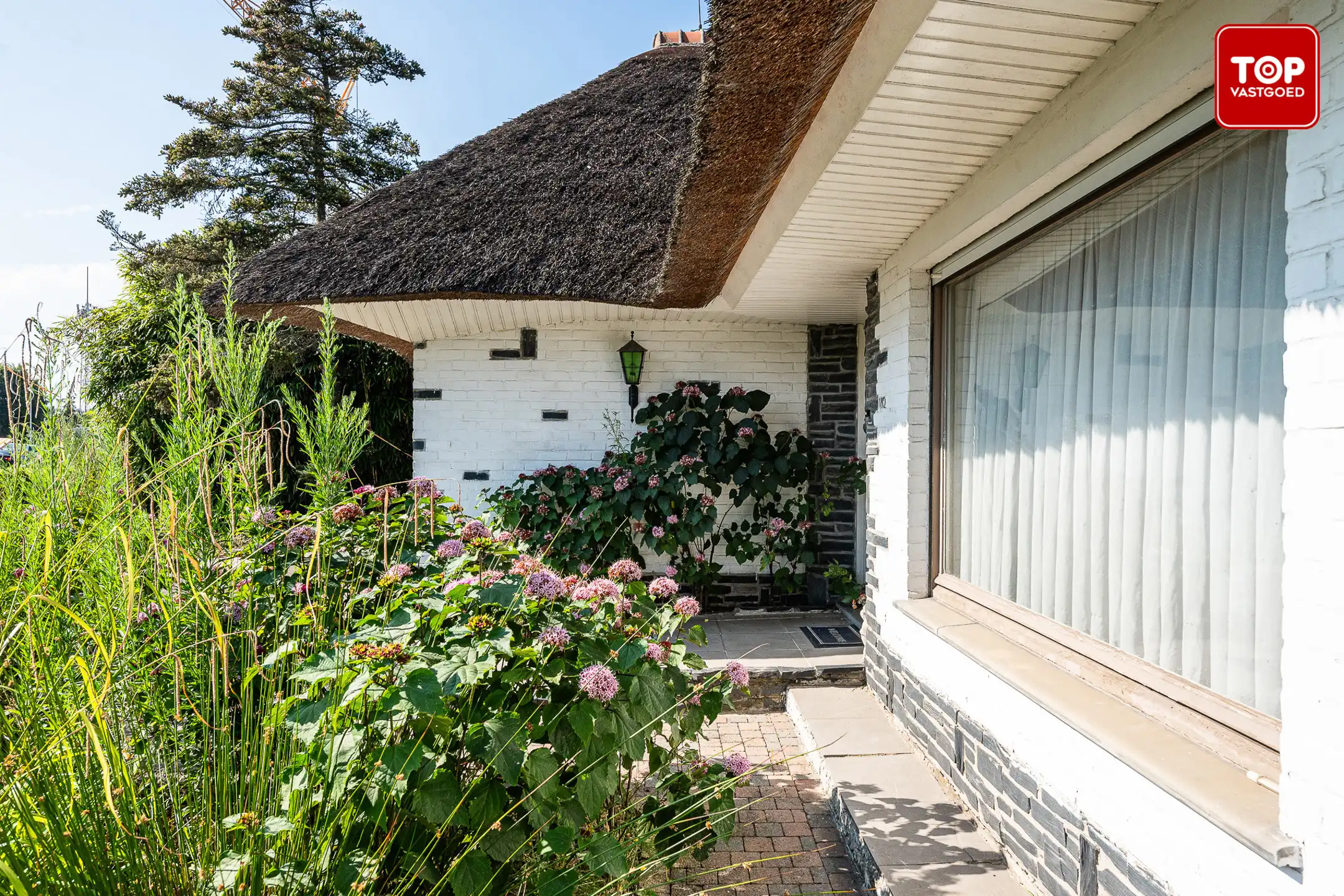 Charmante te renoveren woning met karakter en strooien dak foto 3