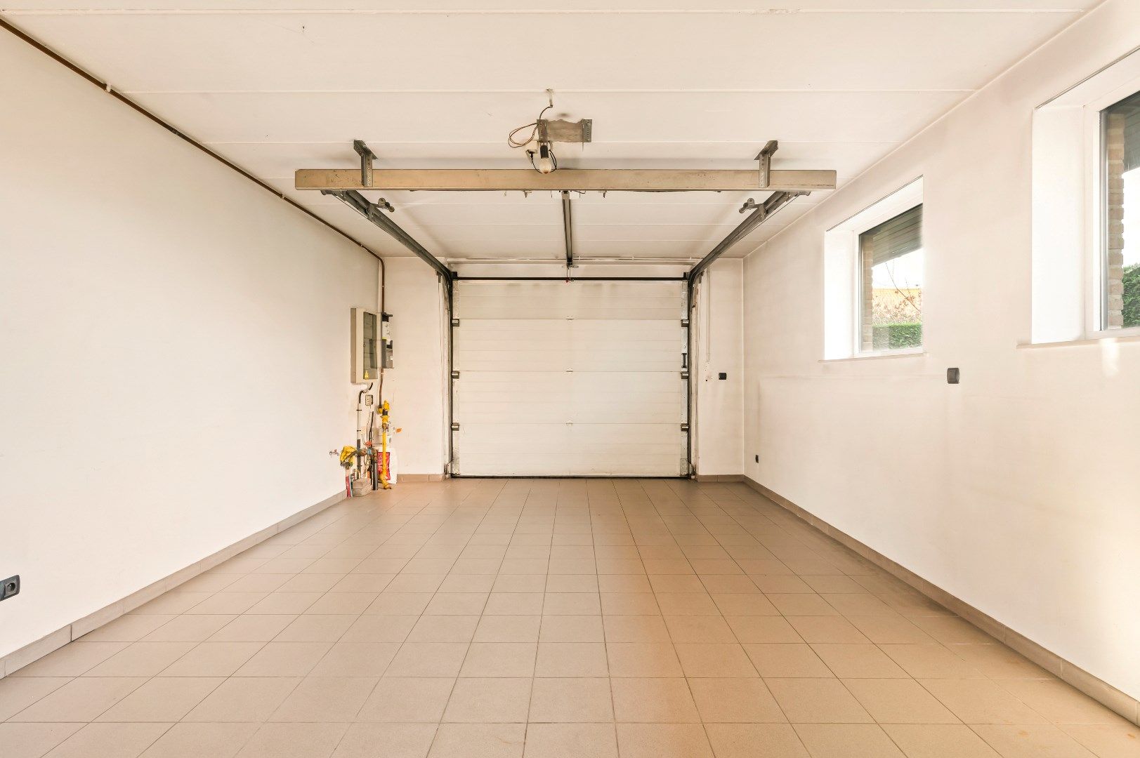 Riante villa met 3 slaapkamers, tuin en ruime garage. foto 16