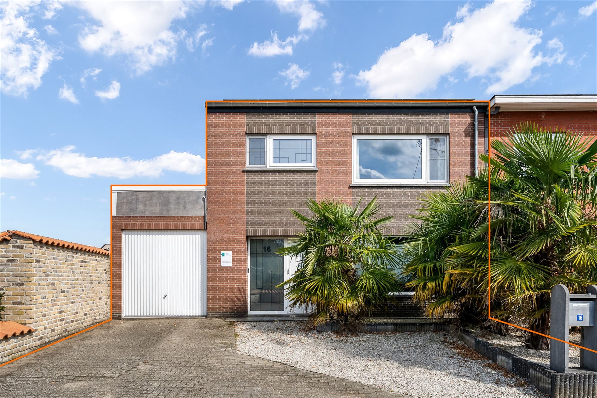 GERENOVEERDE WONING IN DOODLOPENDE STRAAT foto {{pictureIndex}}