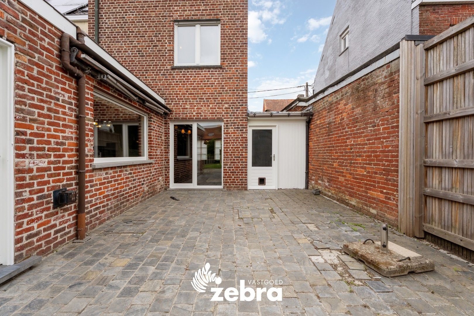 Licht op te frissen woning op een ruim perceel te centrum Roeselare! foto 10
