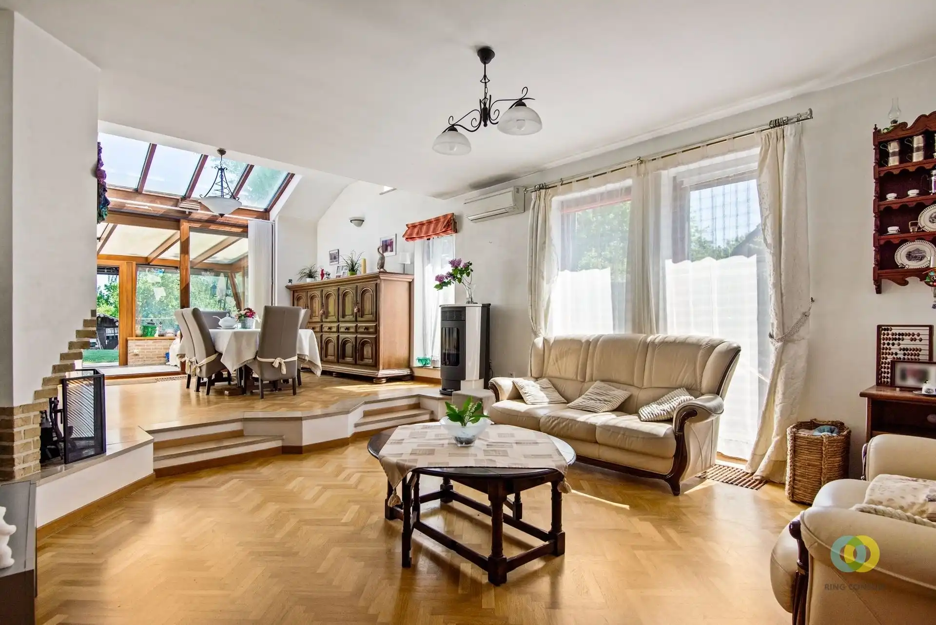 Ruime villa met 4 slaapkamers, bureau en garage   foto 3