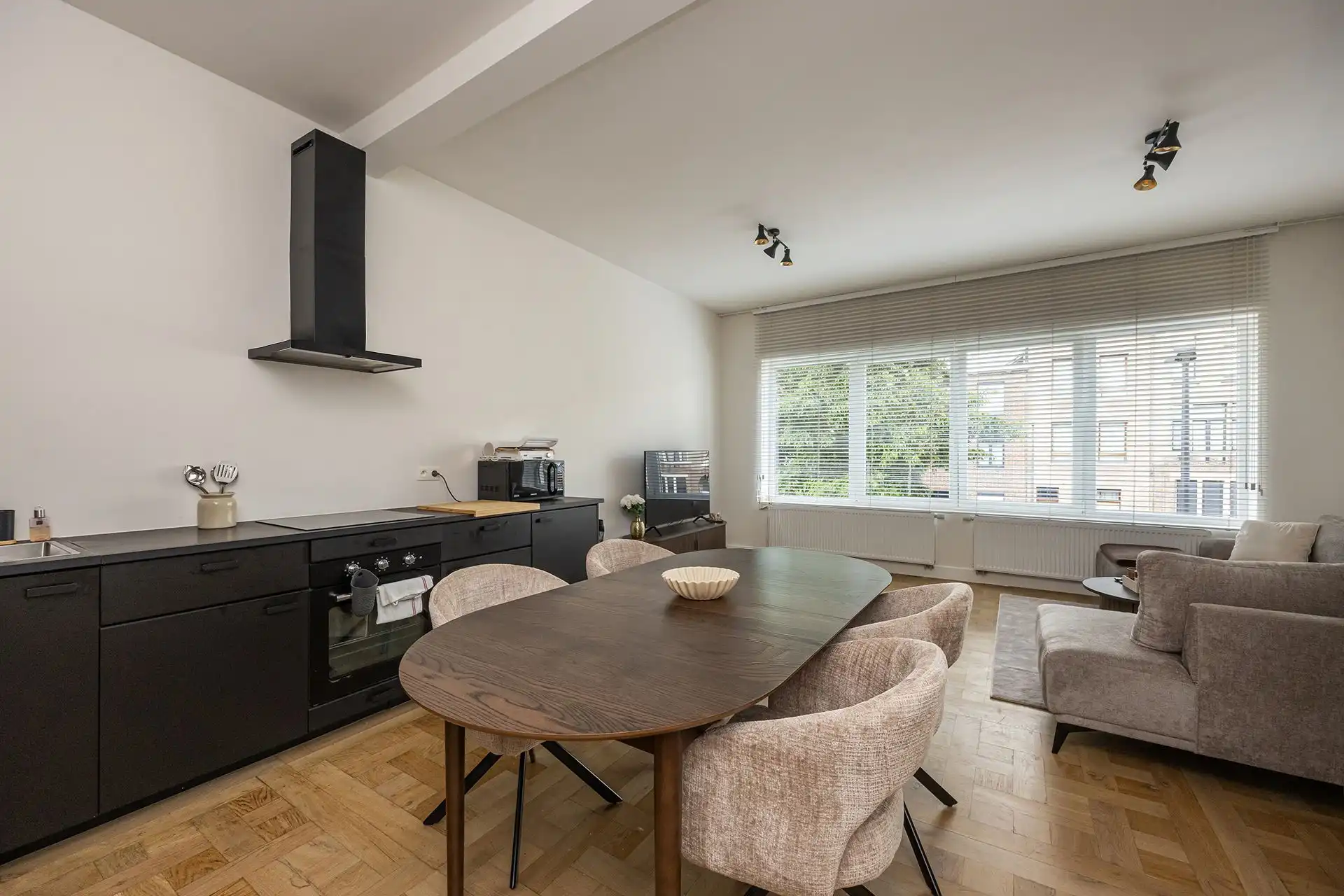 Gerenoveerd tweeslaapkamer appartement te Deurne-Zuid foto 4