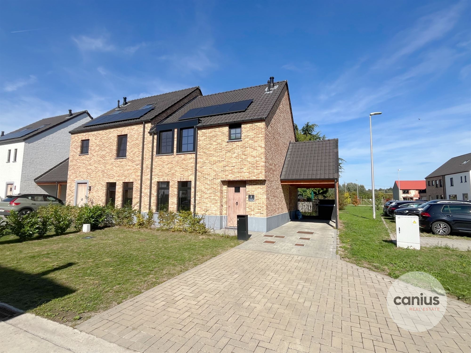 LANDELIJKE WONING MET 3 SLAAPKAMERS EN CARPORT foto {{pictureIndex}}