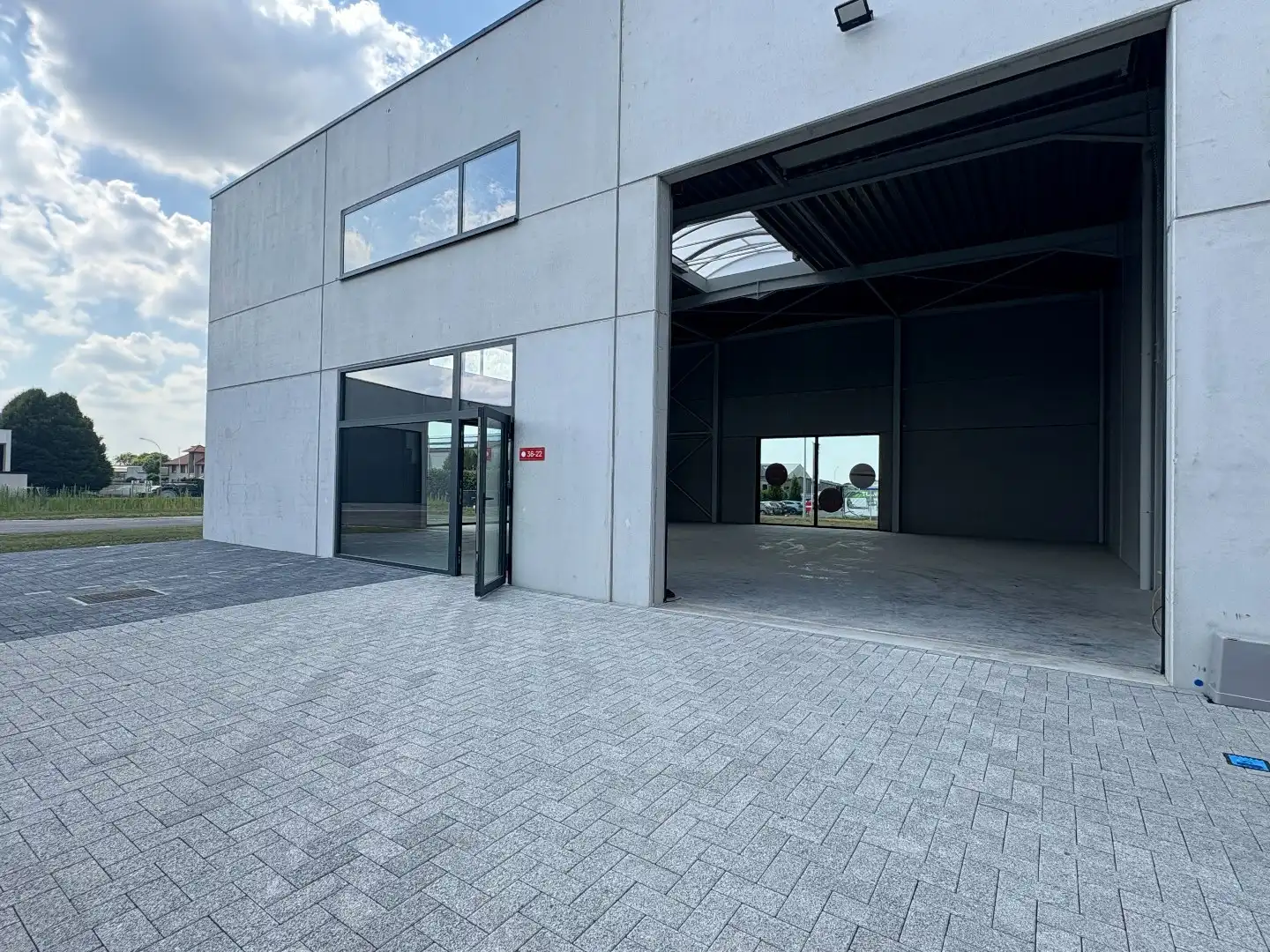 Loods te koop – 225 m² met 3 parkeerplaatsen inbegrepen op de industriezone te Ichtegem foto 2