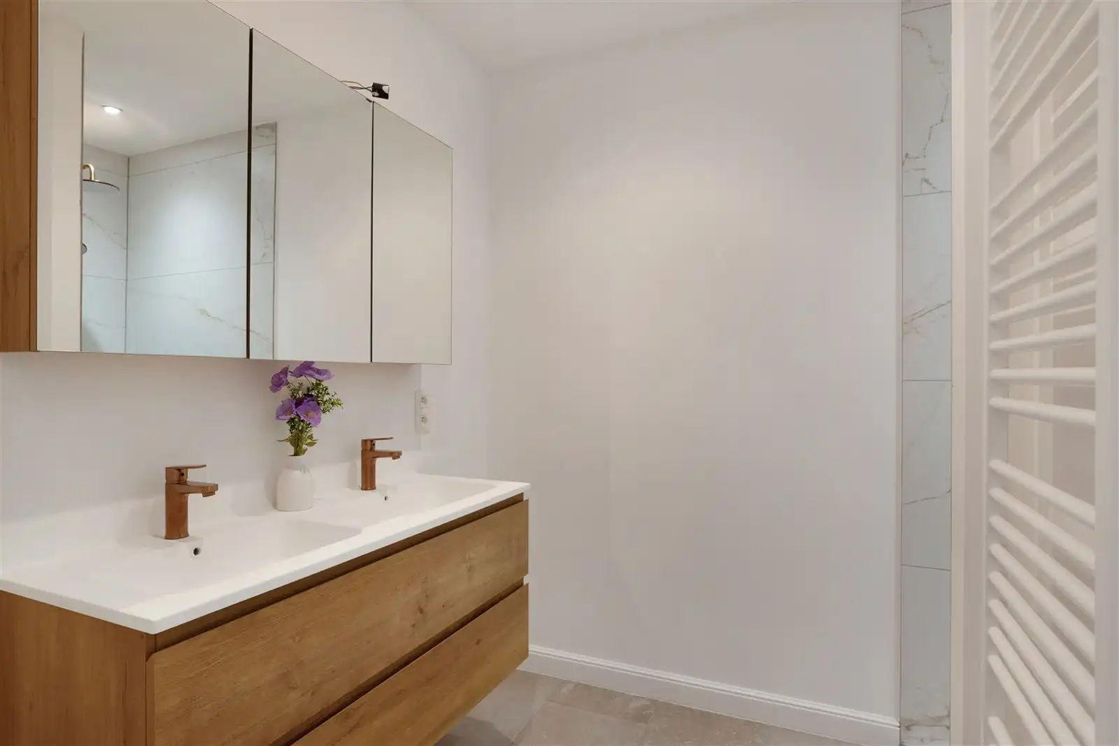 Gerenoveerde woning nabij het centrum van Zottegem! foto 17