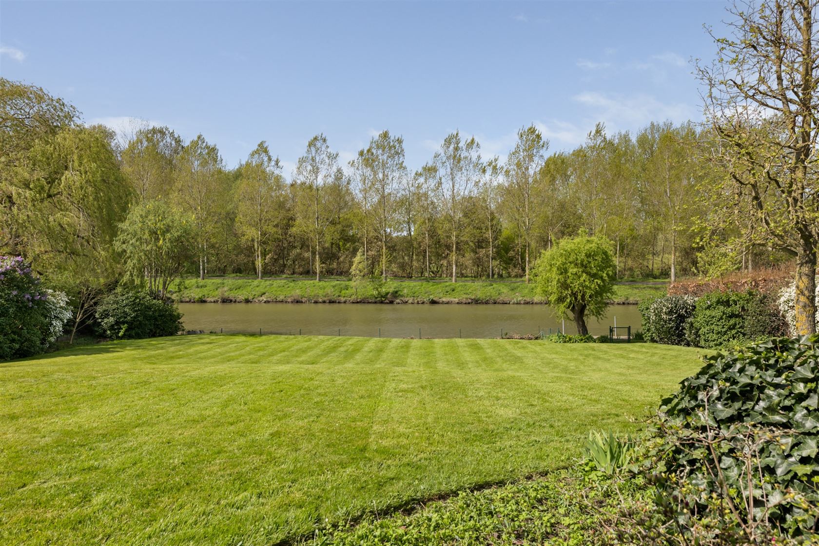 Villa gelegen aan de oevers van de Leie te Astene foto 2