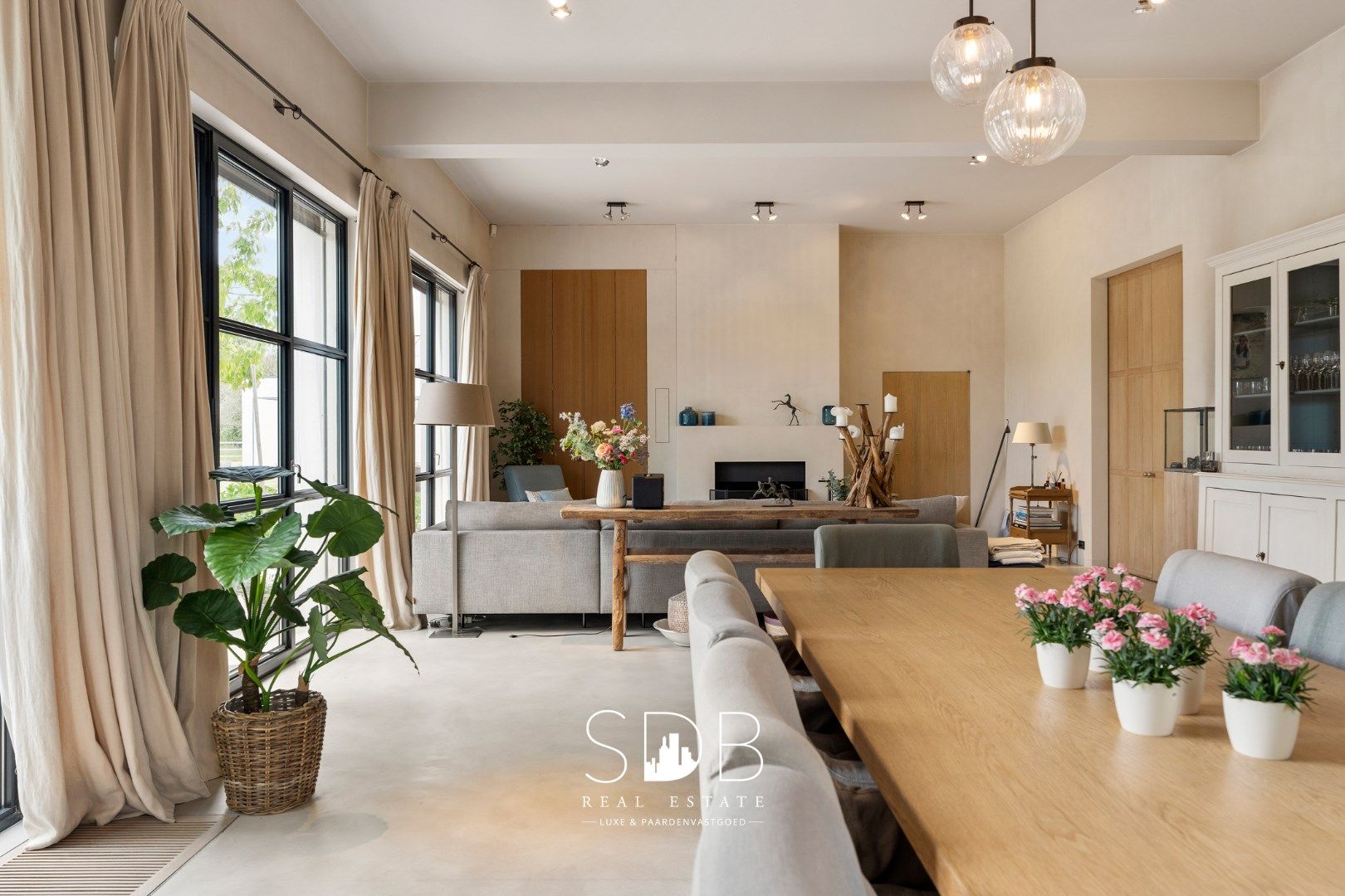 Prachtige villa met hippische accommodatie en graslanden op +/- 23 ha foto 12