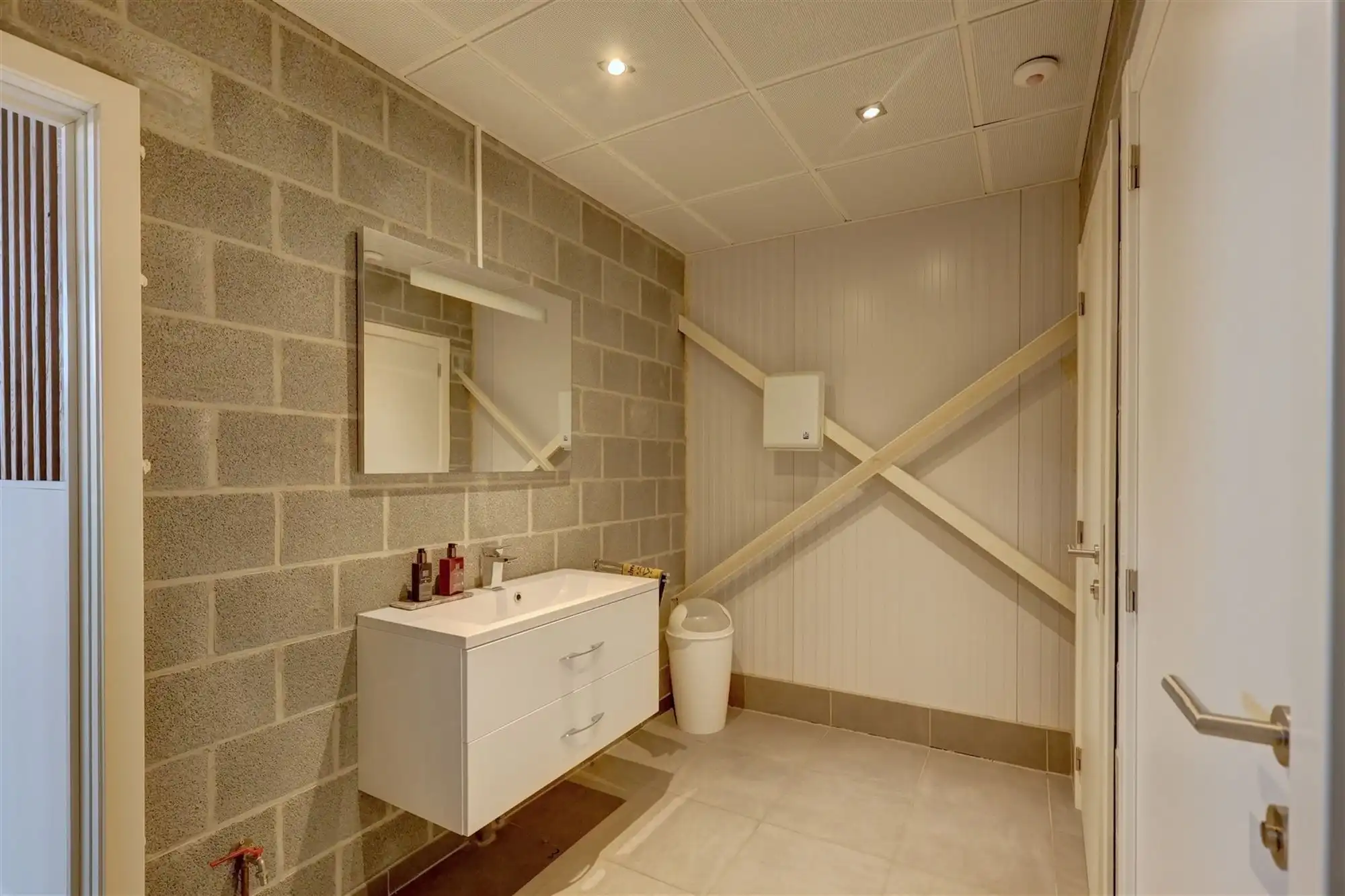 Zeer ruime showroom op een mooie zichtlocatie foto 14