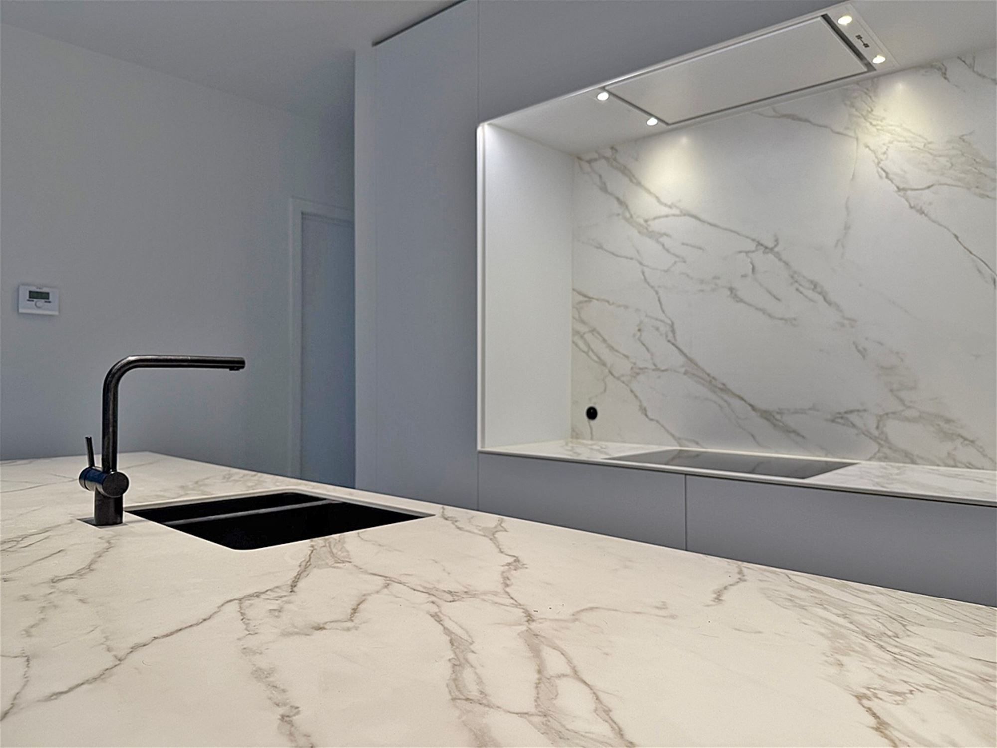 APPARTEMENT (gelijkvloers) met terras / tuin, 1 slaapkamer, ruime bergingen & autostaanplaats foto 9