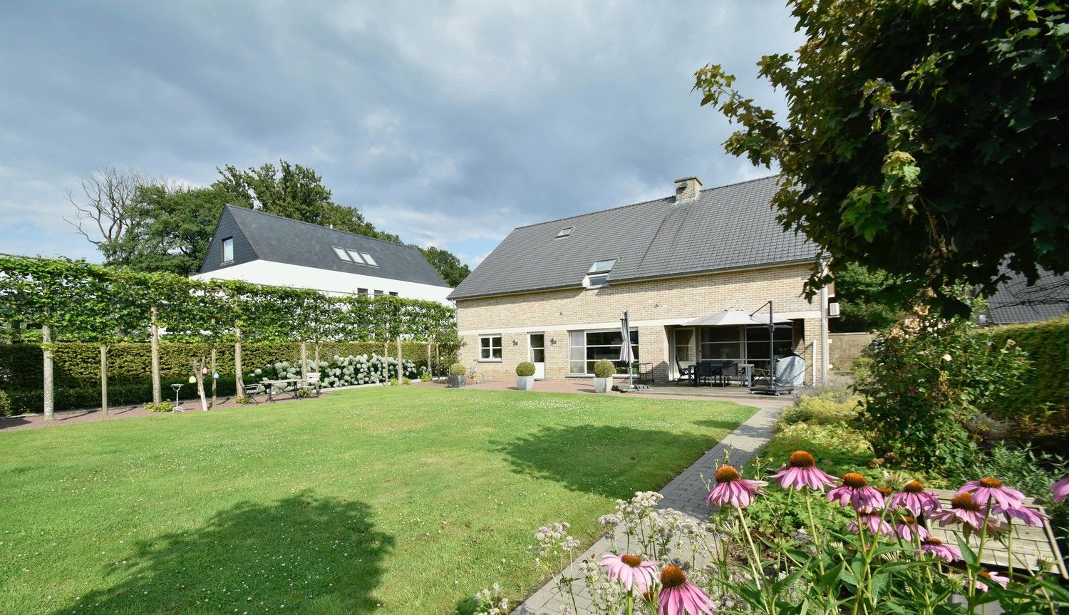 Hedendaagse riante energiezuinige villa met 2 badkamers, royale inpandige garage en zonovergoten tuin in een residentiële omgeving in het pittoreske Leut foto 2