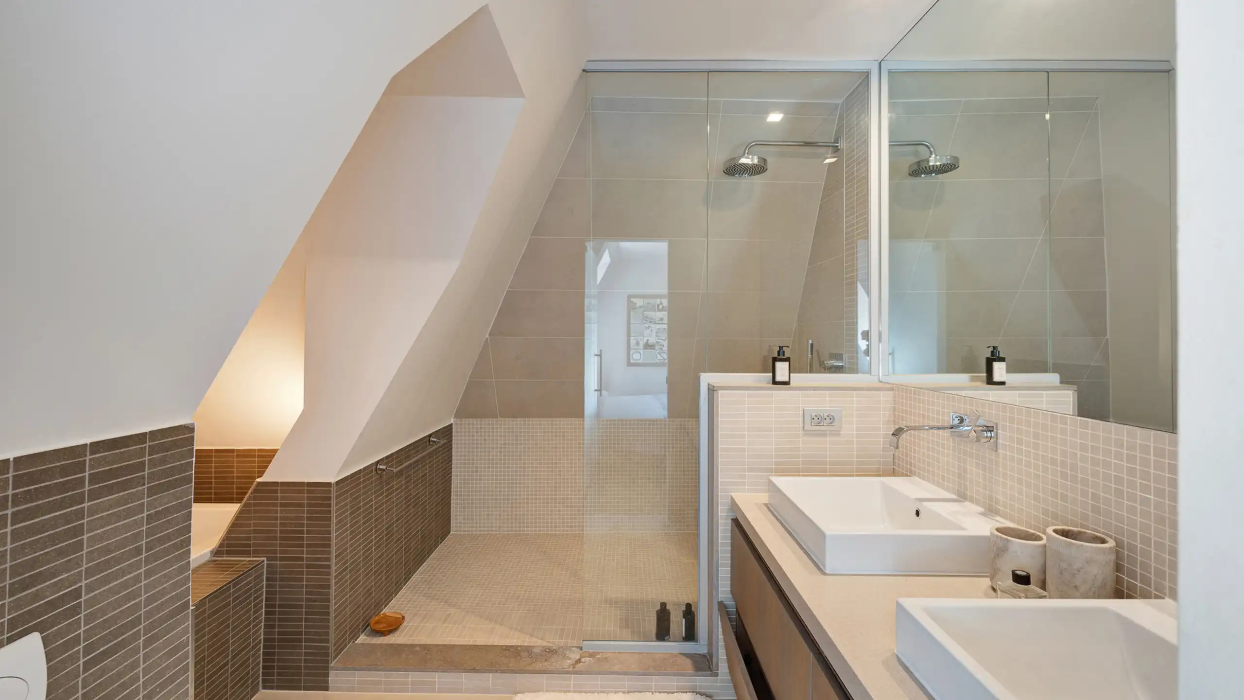 Luxueus duplexappartement met het woongevoel van een villa foto 28